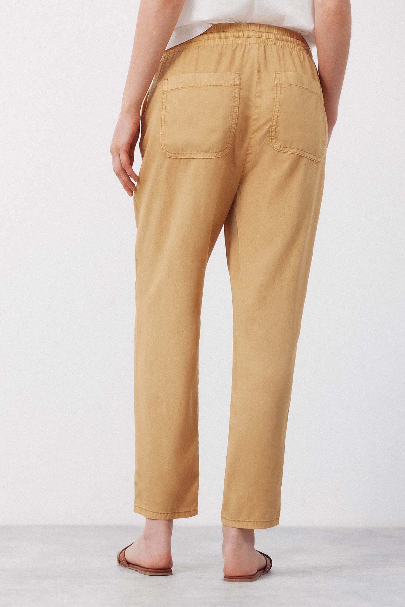 Cortefiel Pantalones fluidos de tencel Dorado