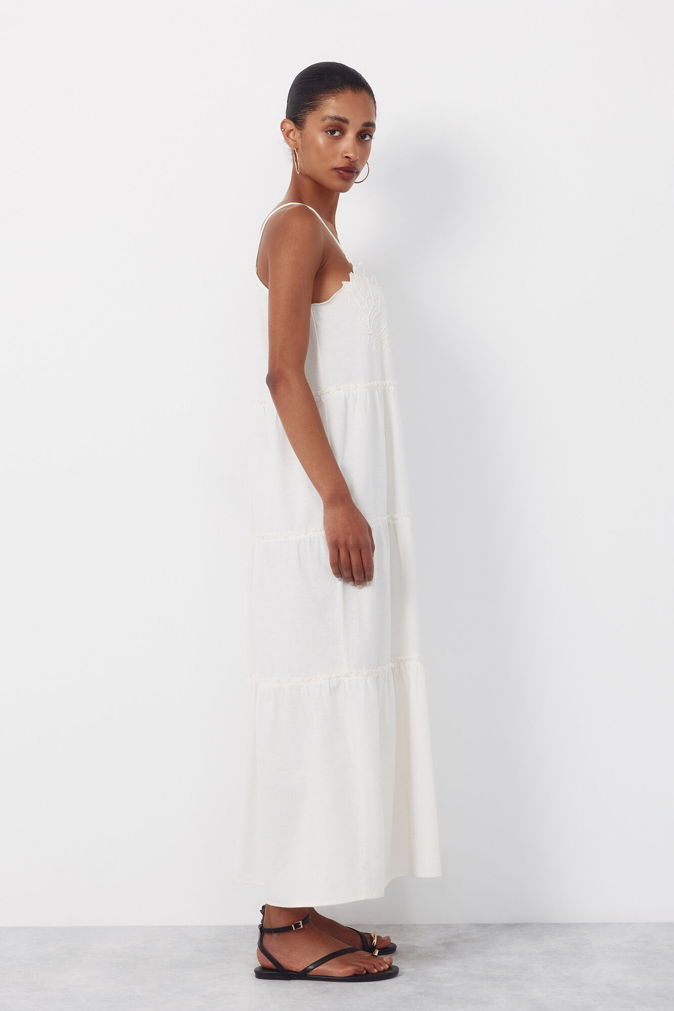 Cortefiel Vestido bordado floral Marfil