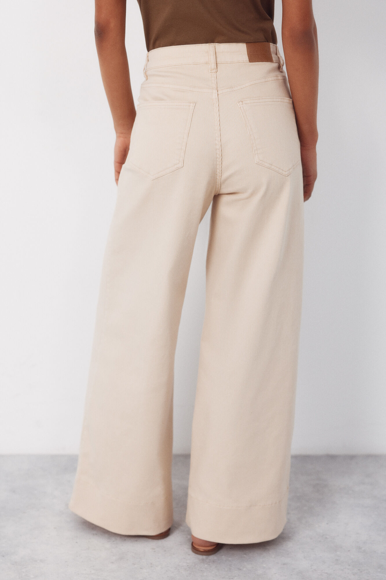 Cortefiel Pantalones de rayas color arena Marfil