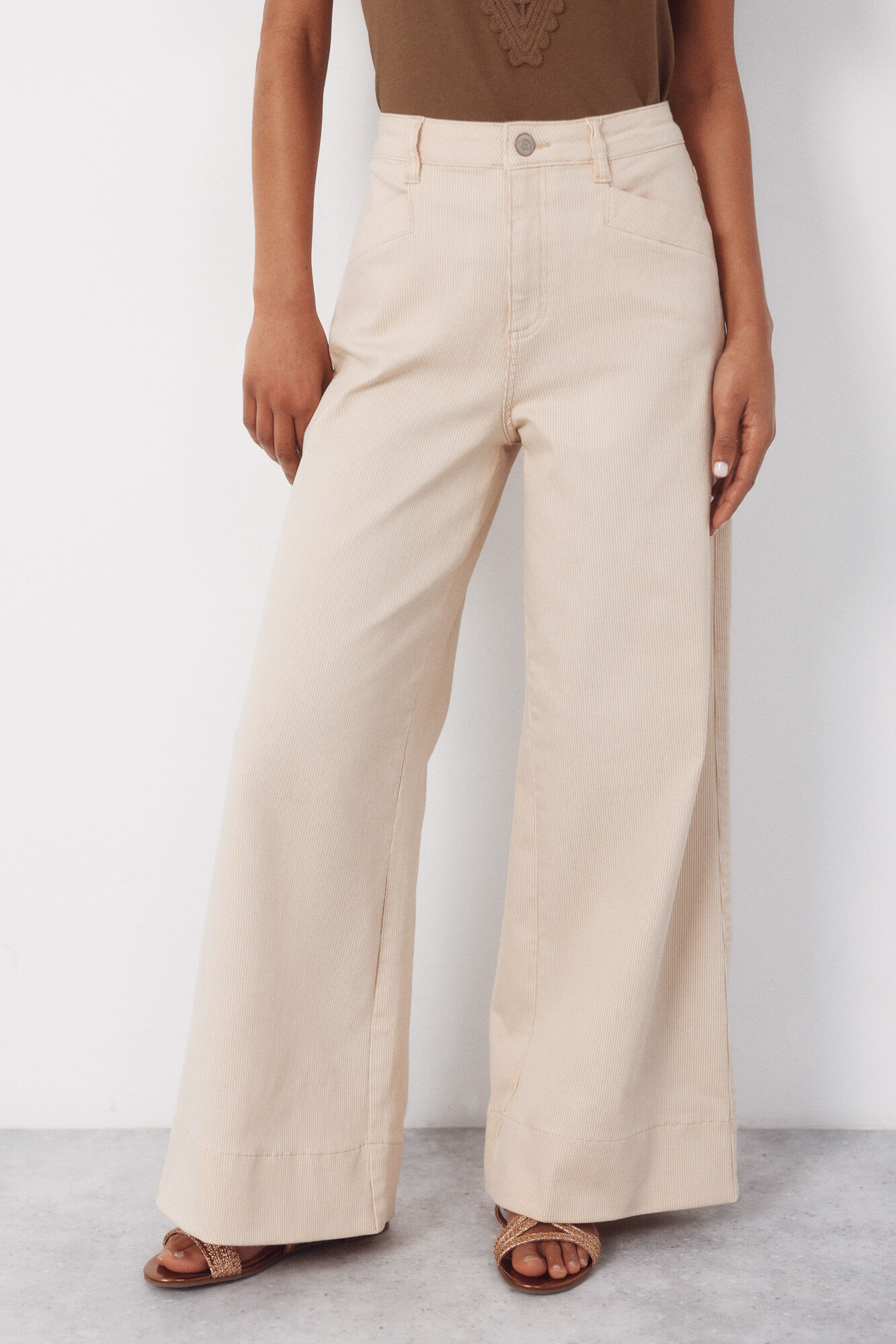 Cortefiel Pantalones de rayas color arena