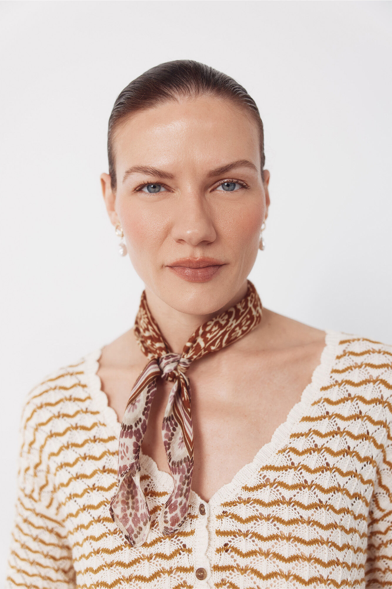 Cortefiel Su&eacute;ter calado con botones Dorado