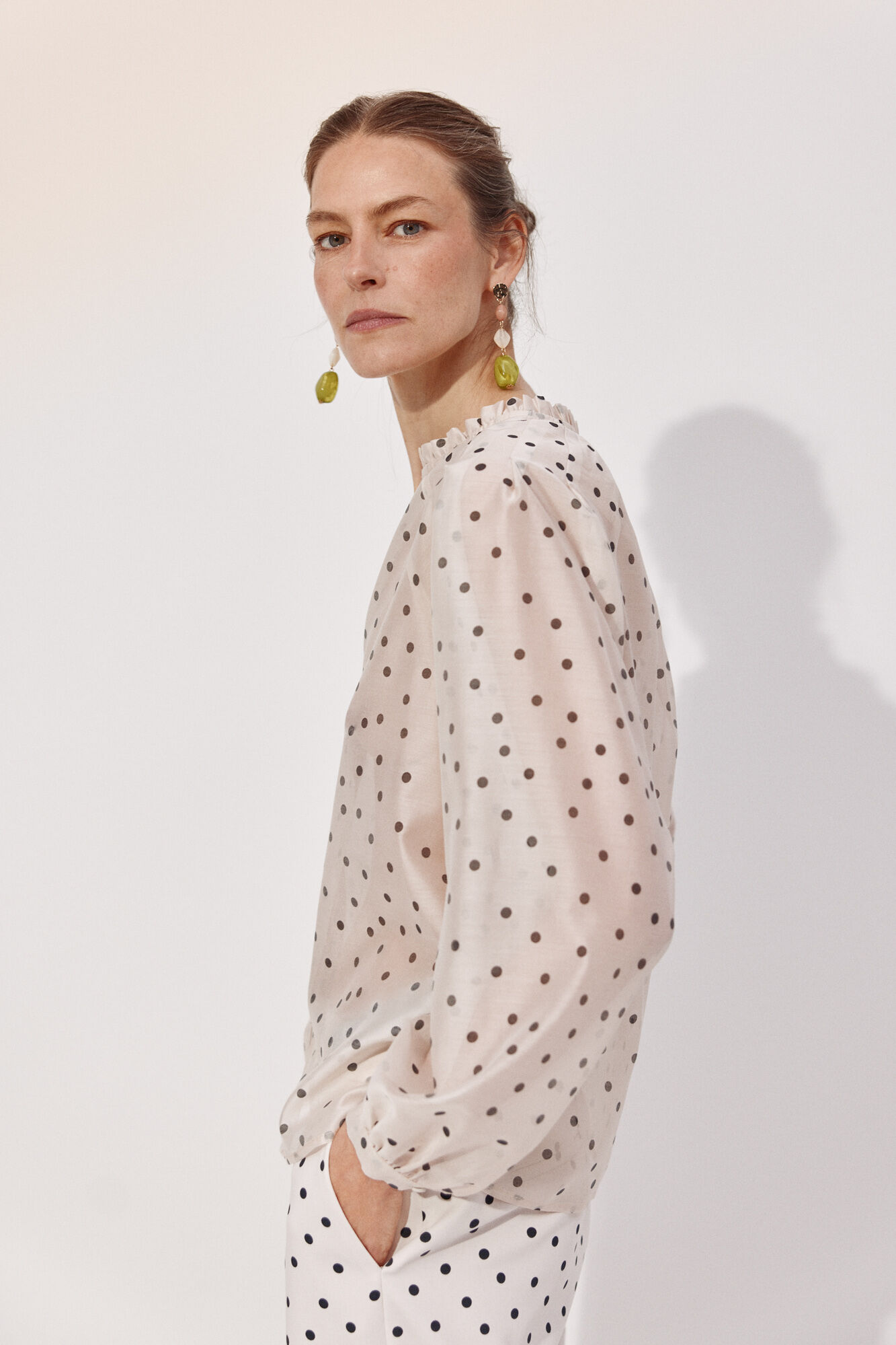 Cortefiel Blusa de puntos con volante Beige