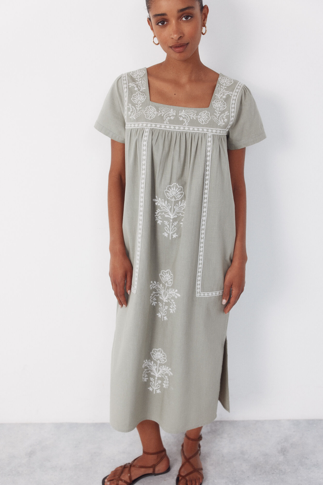 Cortefiel Vestido con bordados florales