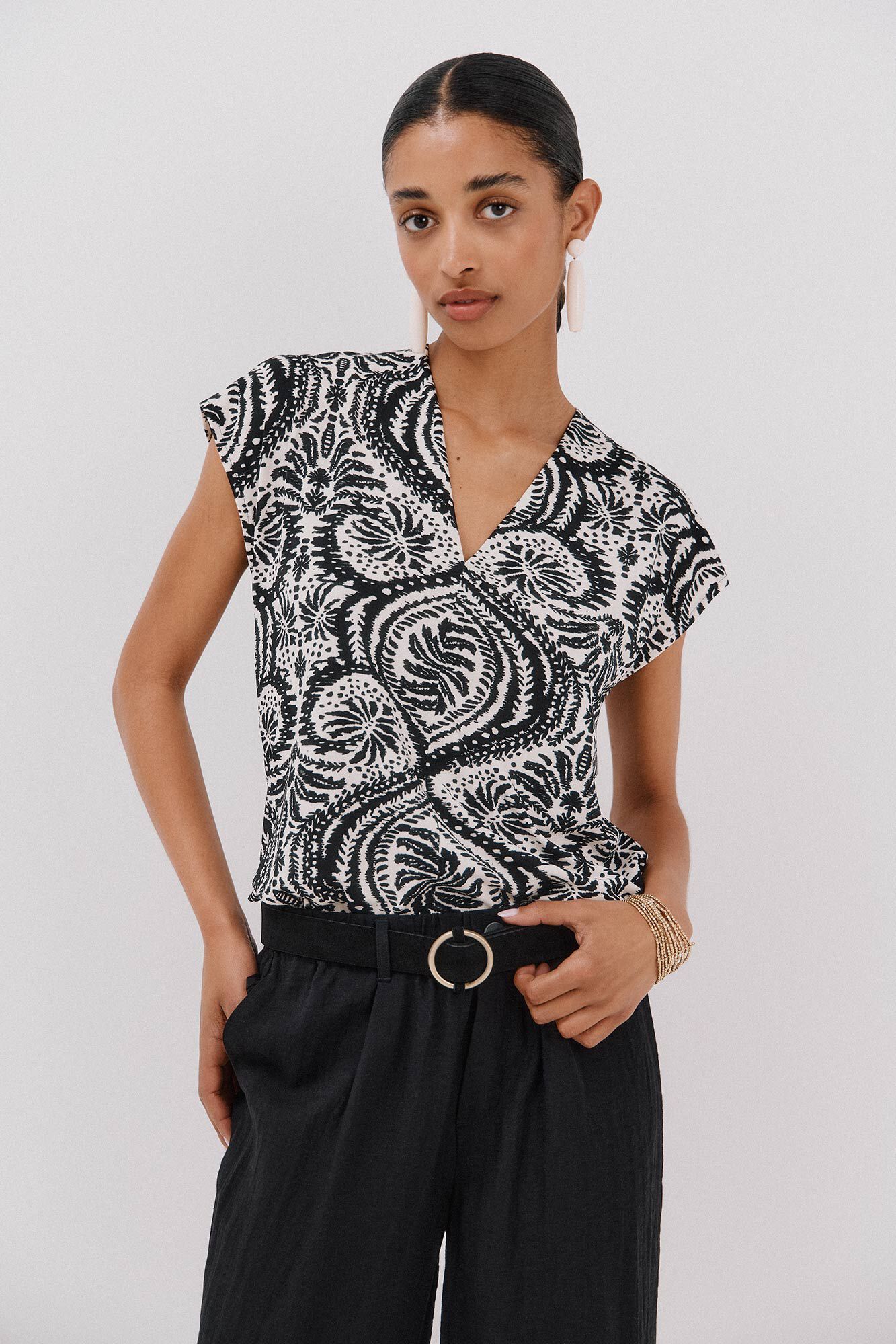 Cortefiel Playera estampada escote pico fruncido