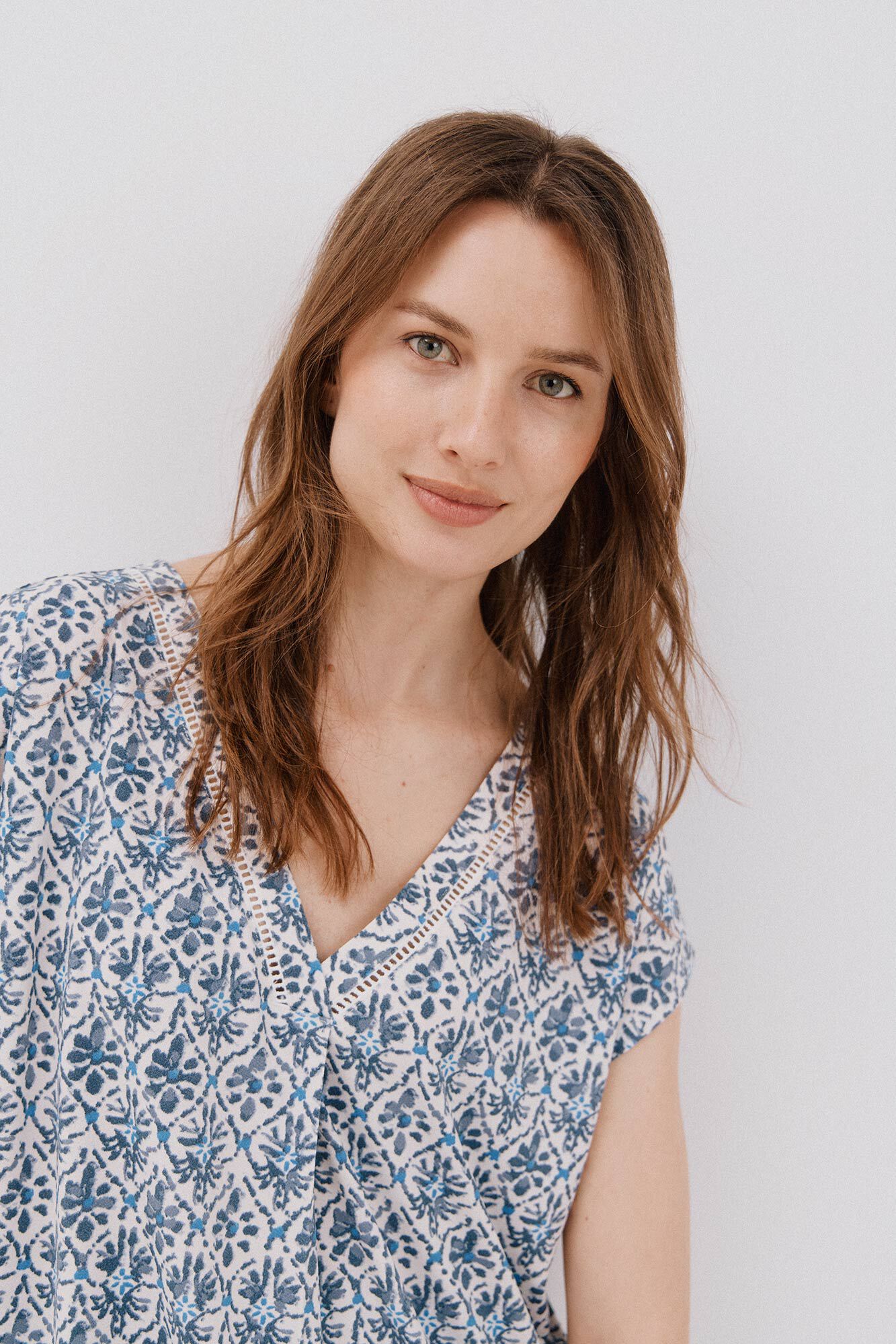 Cortefiel Playera pico con detalle puntilla Estampado azul