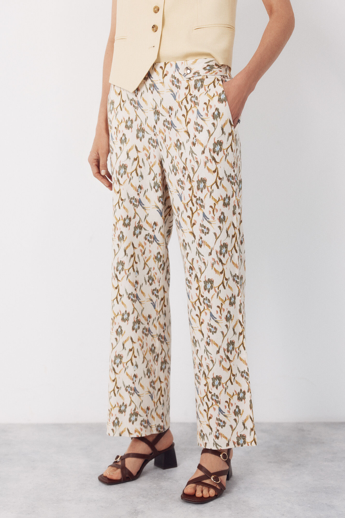 Cortefiel Pantal&oacute;n de lino con botones dorados
