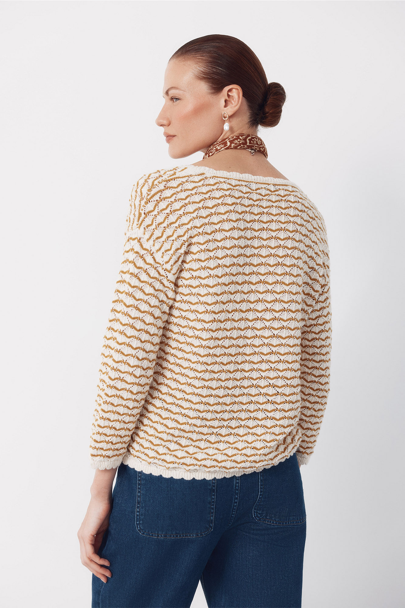 Cortefiel Su&eacute;ter calado con botones Dorado