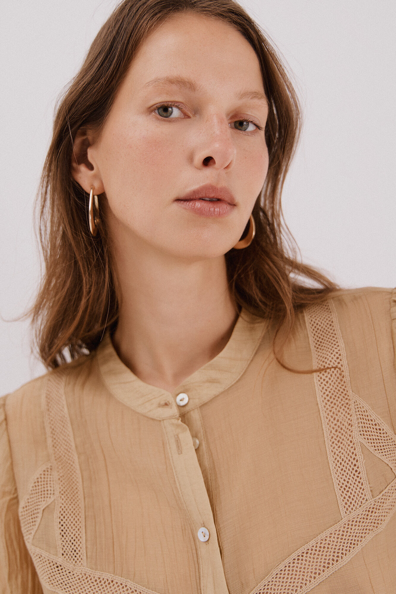 Cortefiel Blusa de encaje cuello mao Blanco