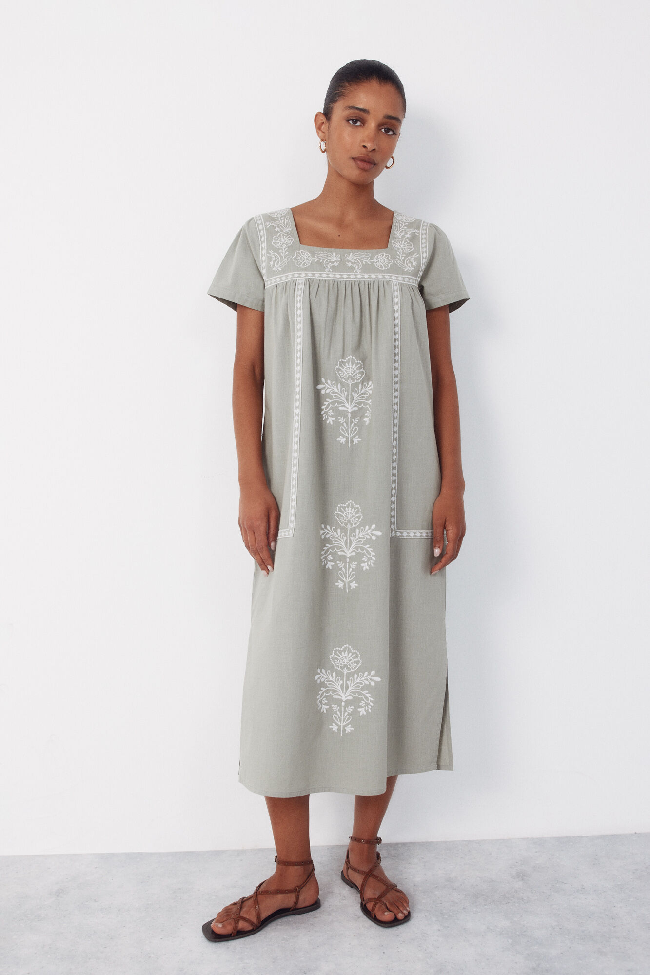 Cortefiel Vestido con bordados florales