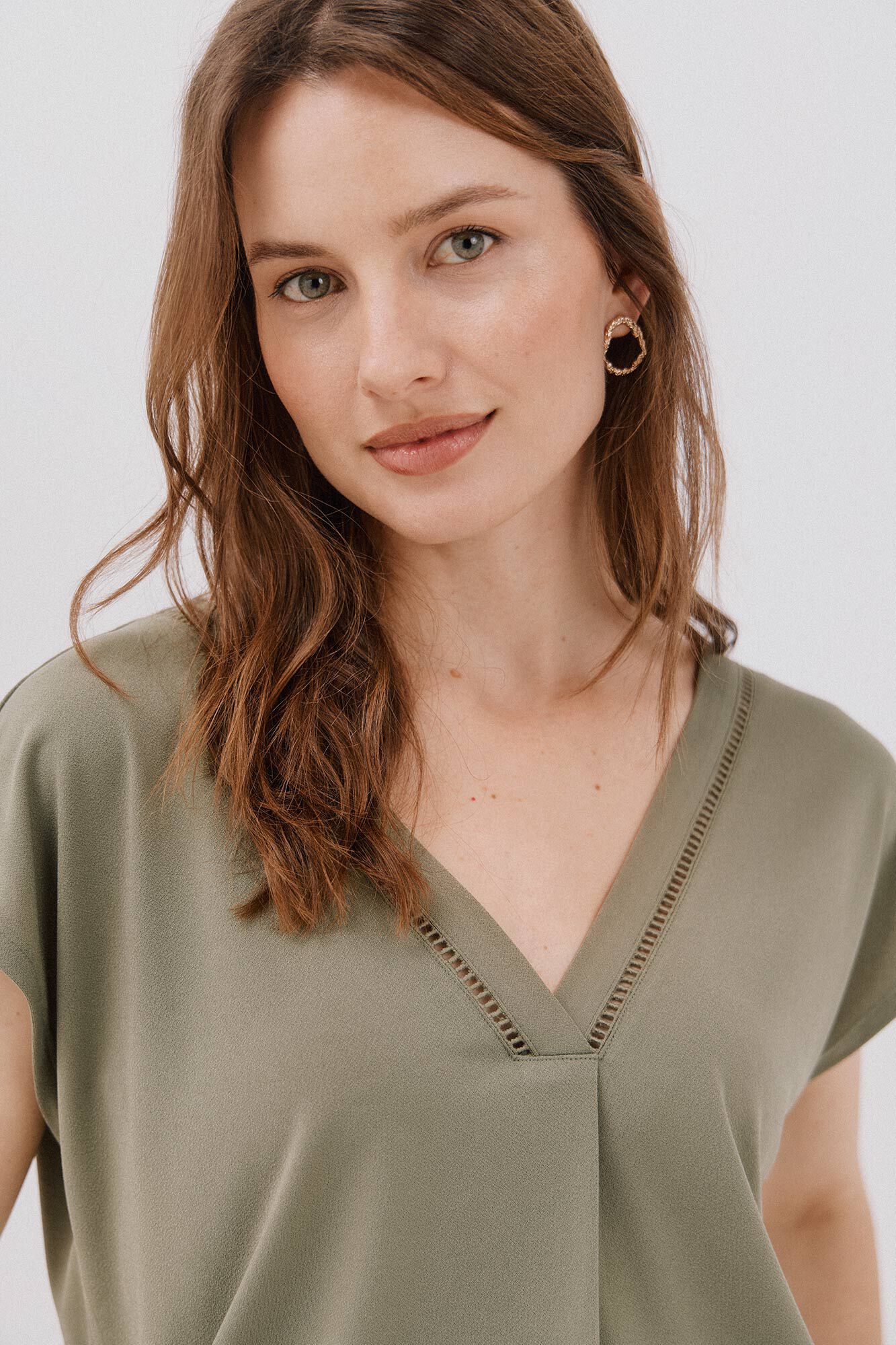 Cortefiel Playera pico con detalle puntilla Kaki