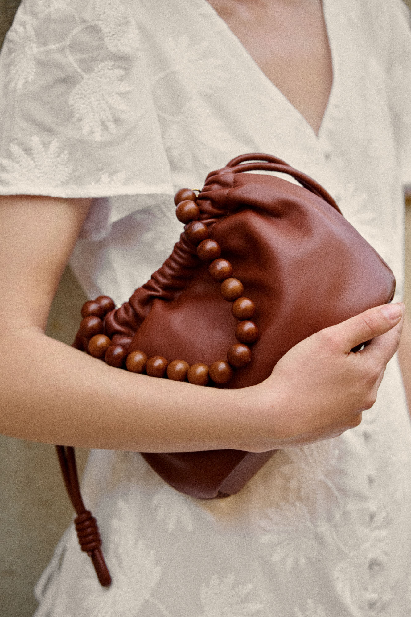 Cortefiel Bolsa fruncida con asa de bolas de madera