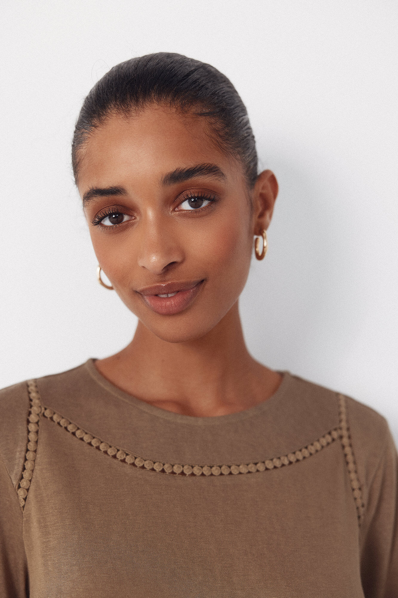 Cortefiel Camiseta detalle vainicas Kaki