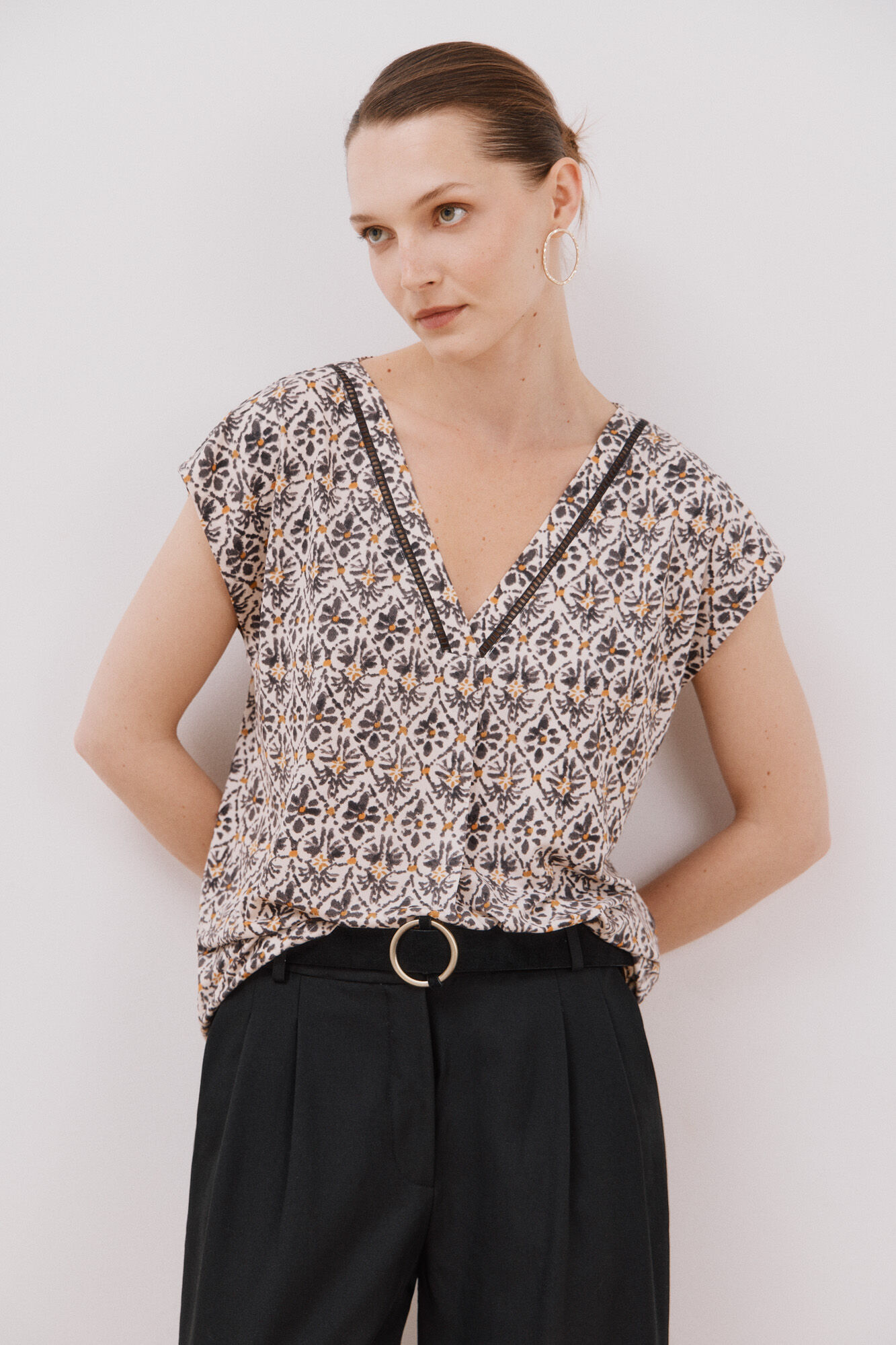 Cortefiel Playera pico con detalle puntilla Estampado blanco