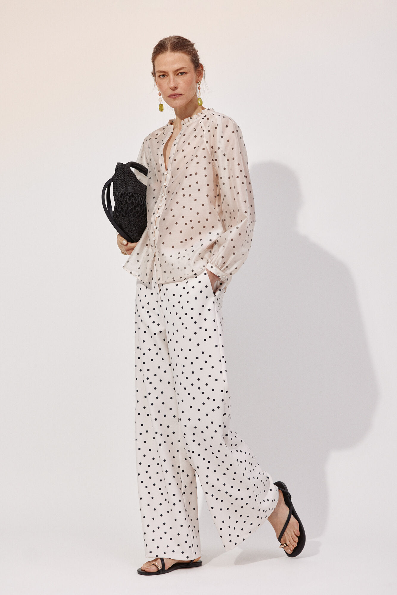 Cortefiel Blusa de puntos con volante Beige