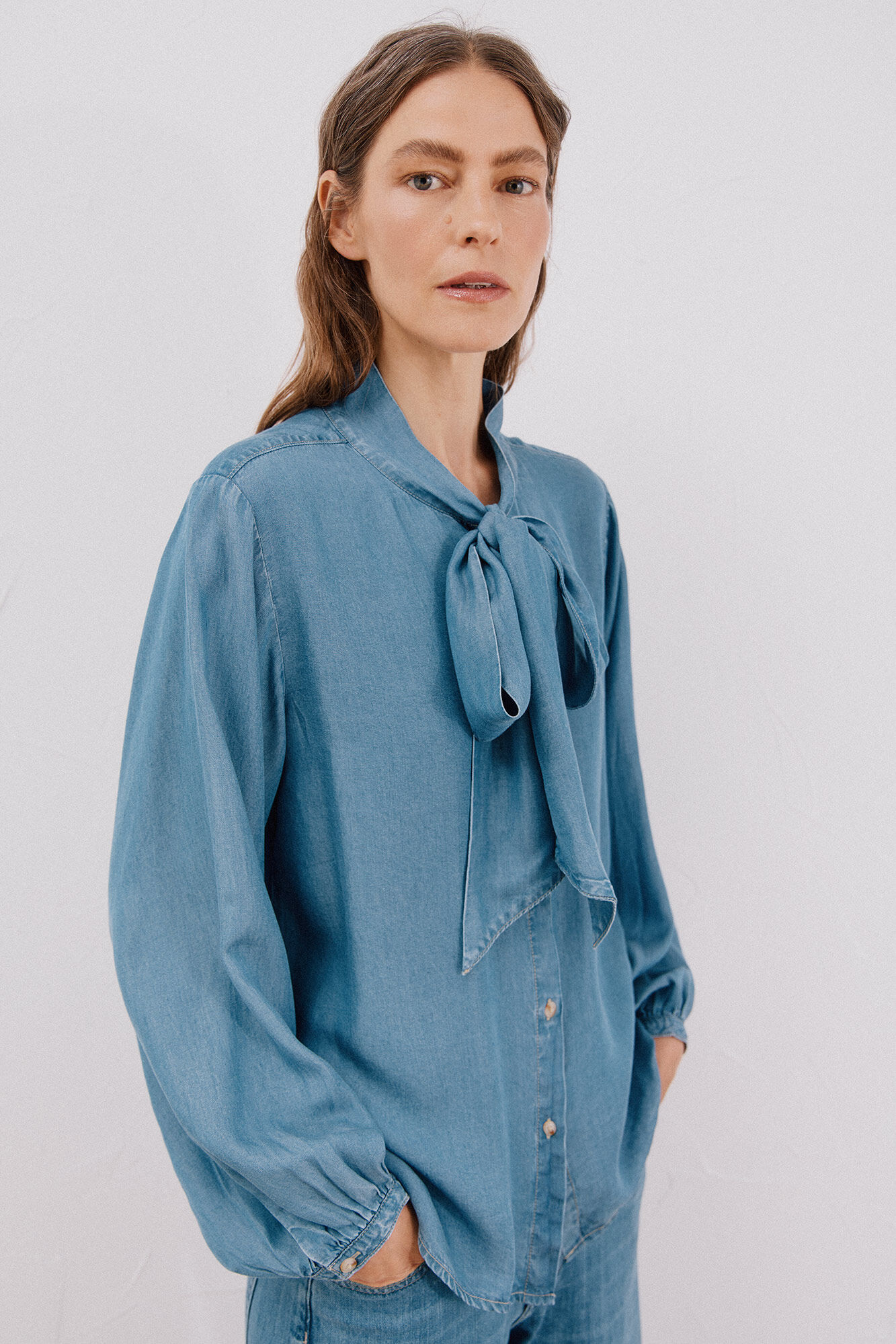 Cortefiel Camisa de mezclilla con lazo