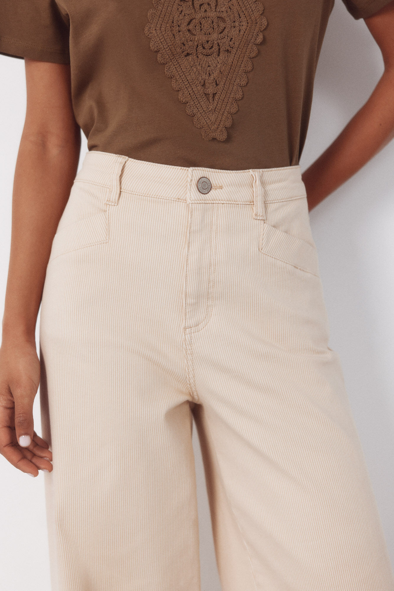 Cortefiel Pantalones de rayas color arena Marfil