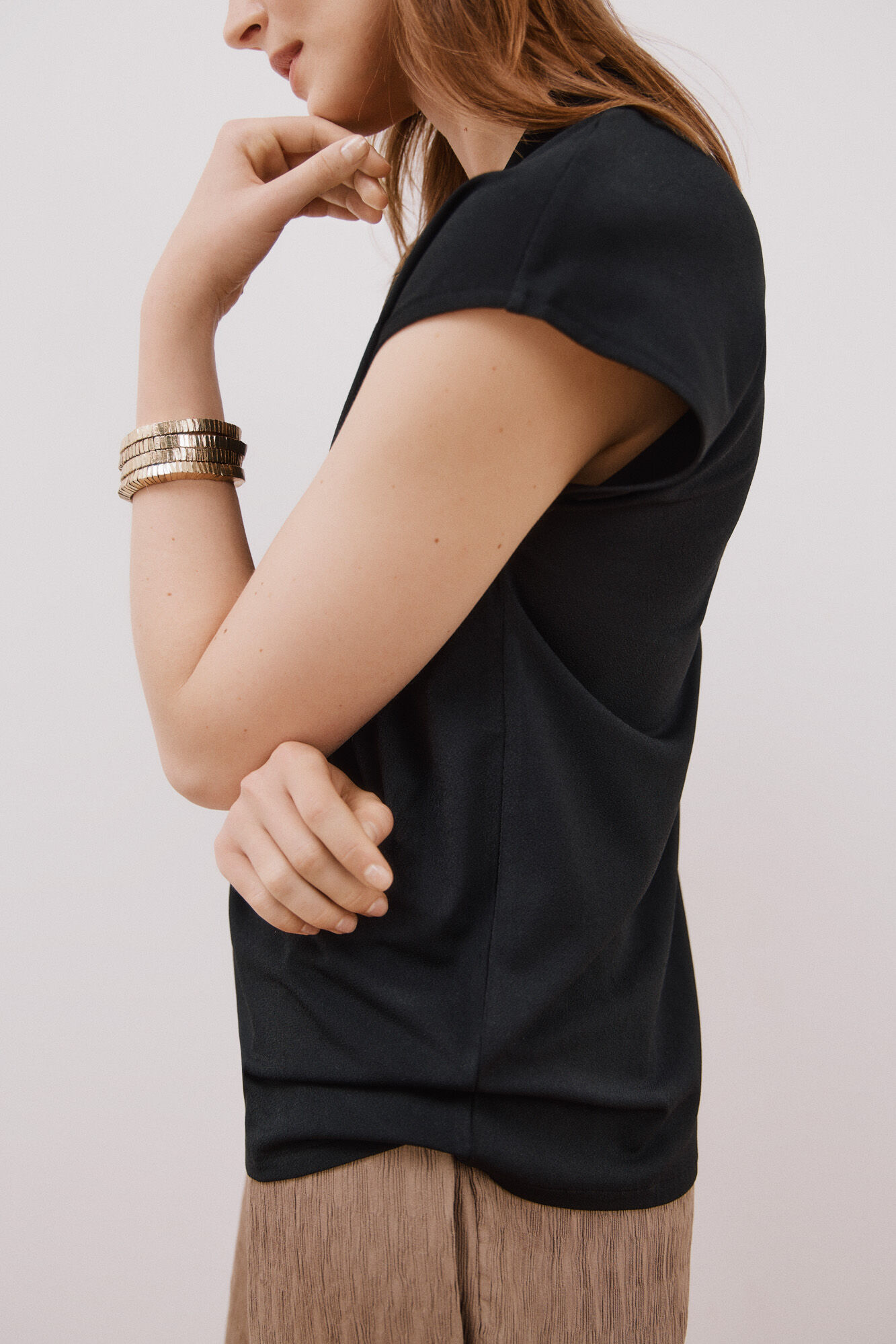 Cortefiel Playera estampada con escote en pico fruncido Negro