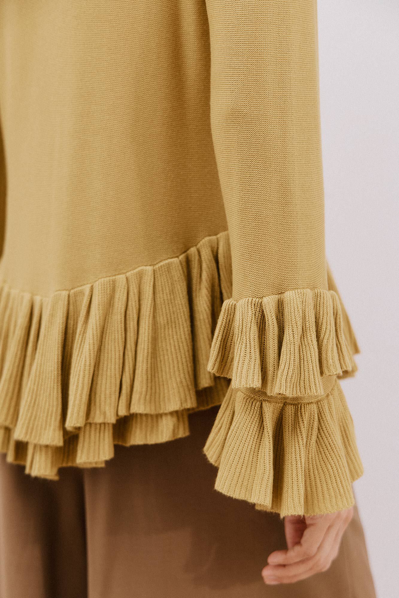 Cortefiel Su&eacute;ter fino con volantes Verde