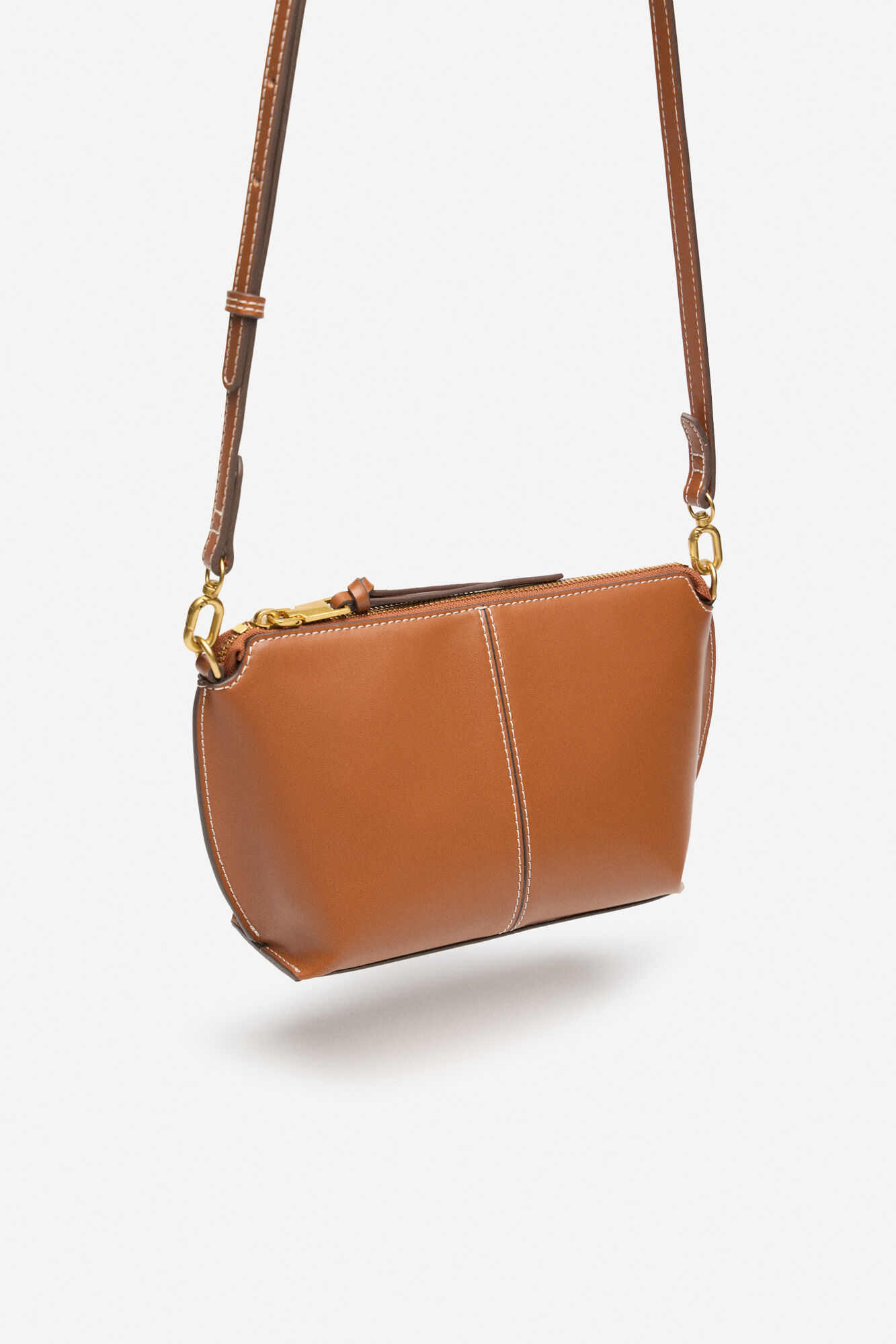 Cortefiel Bandolera b&aacute;sica pespuntes Marr&oacute;n