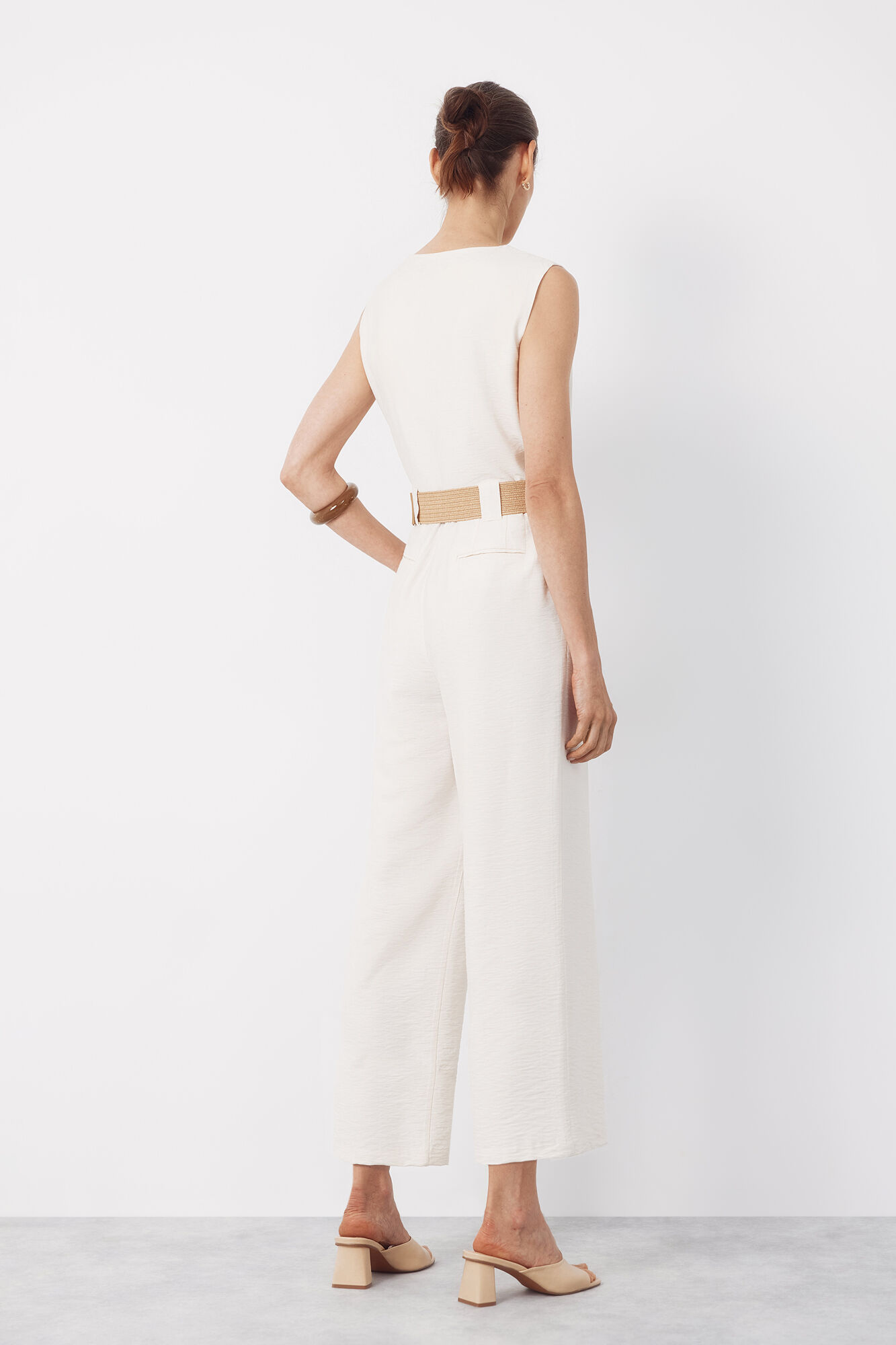 Cortefiel Jumpsuit con cintur&oacute;n Blanco