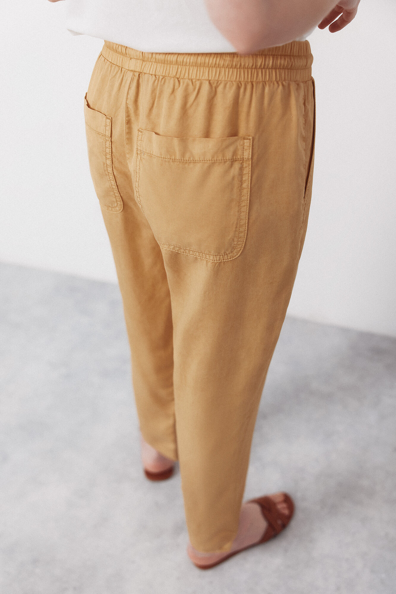 Cortefiel Pantalones fluidos de tencel Dorado
