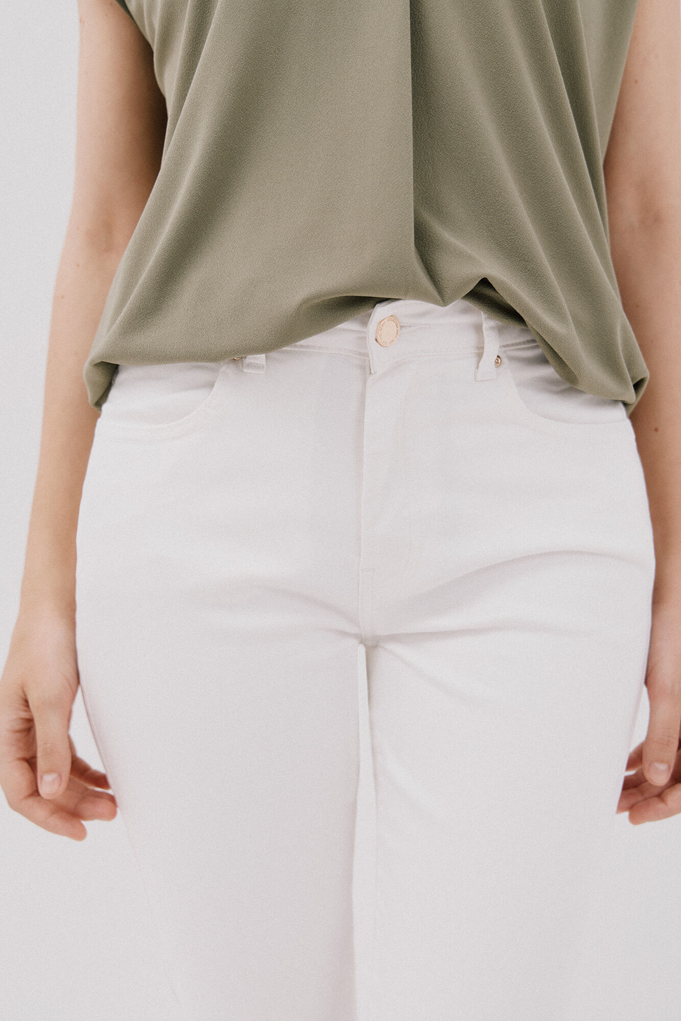 Cortefiel Pantalones pitillo crop color Blanco