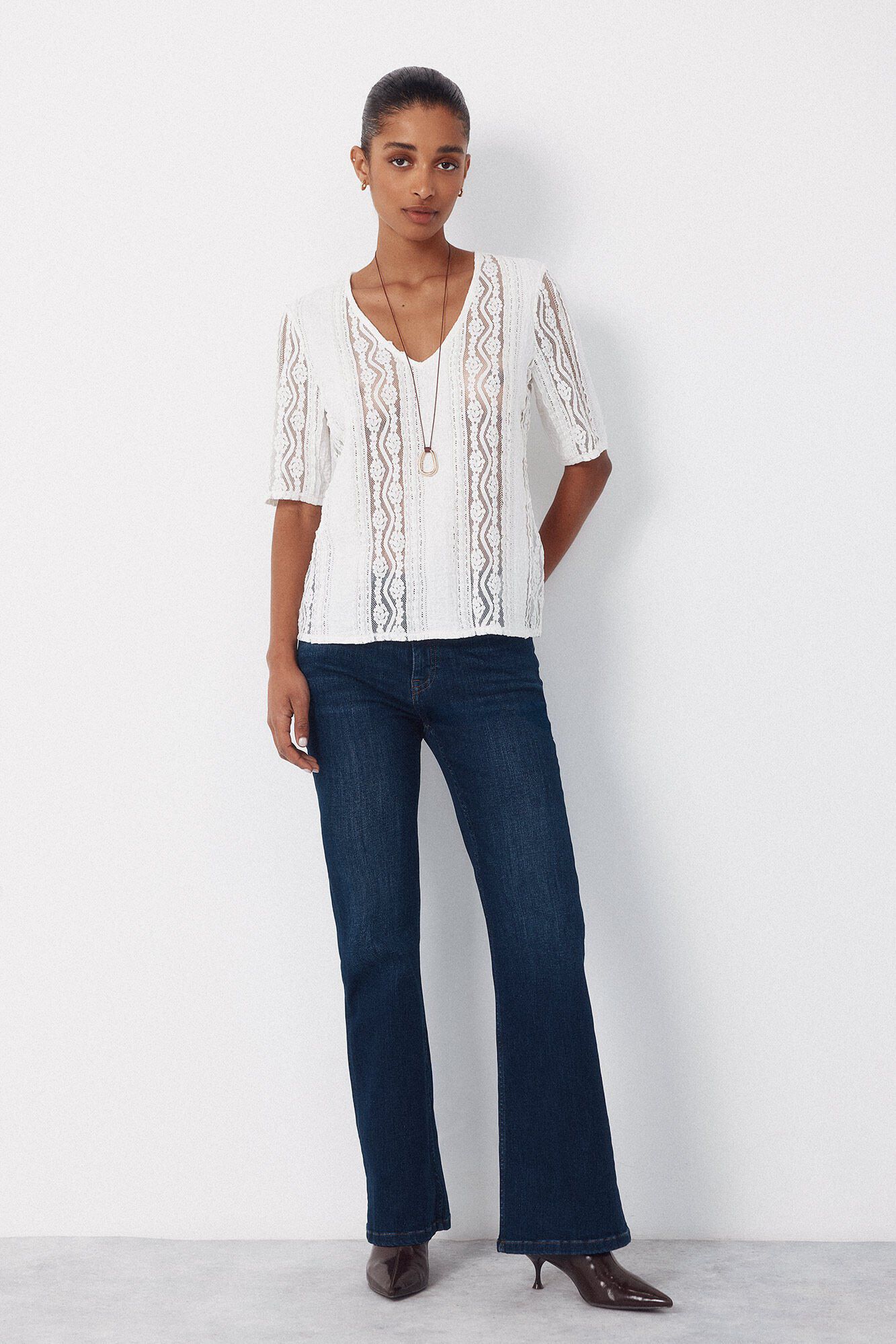 Cortefiel Top encaja escote pico