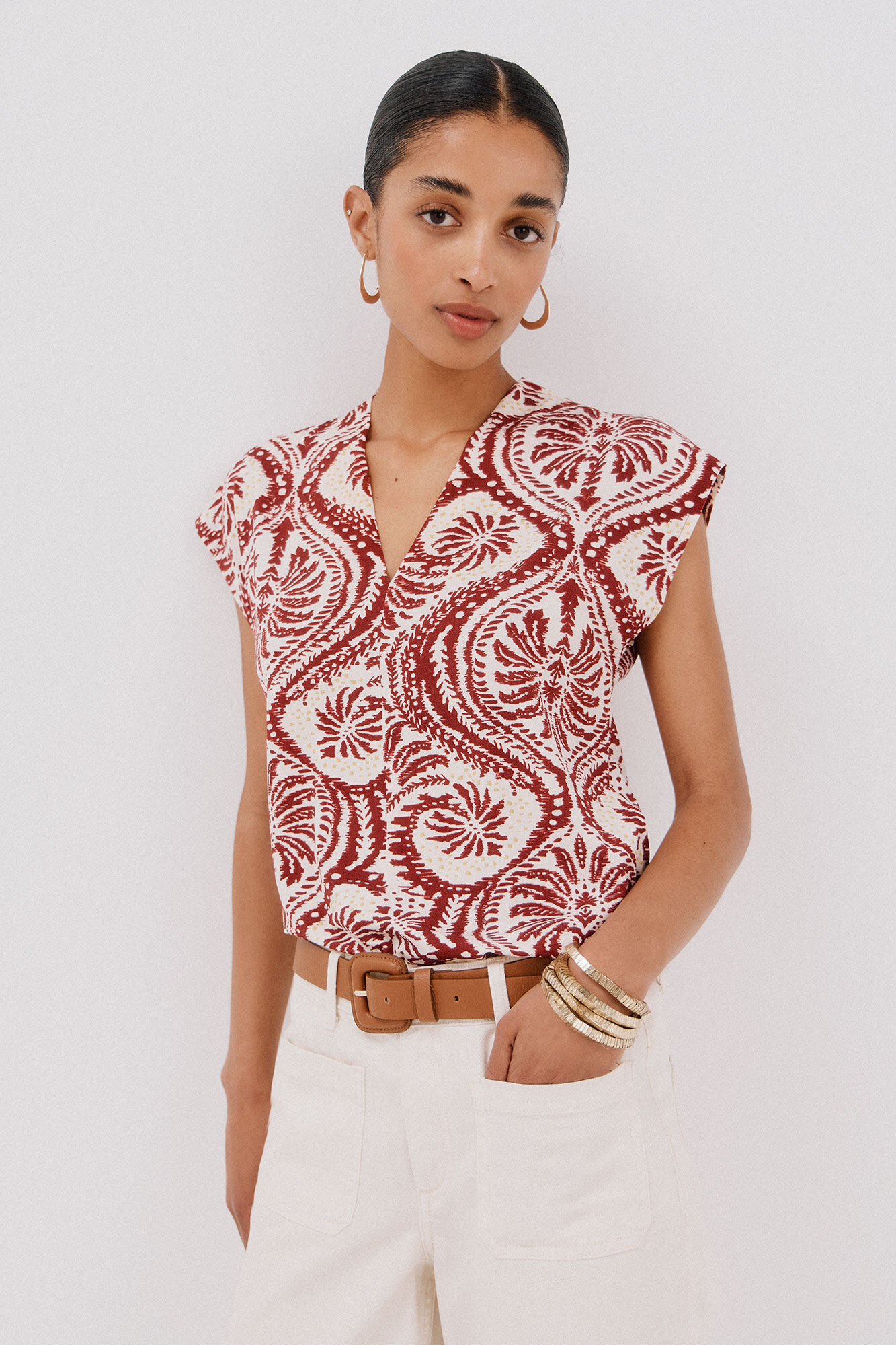 Cortefiel Playera estampada escote pico fruncido Estampado granate
