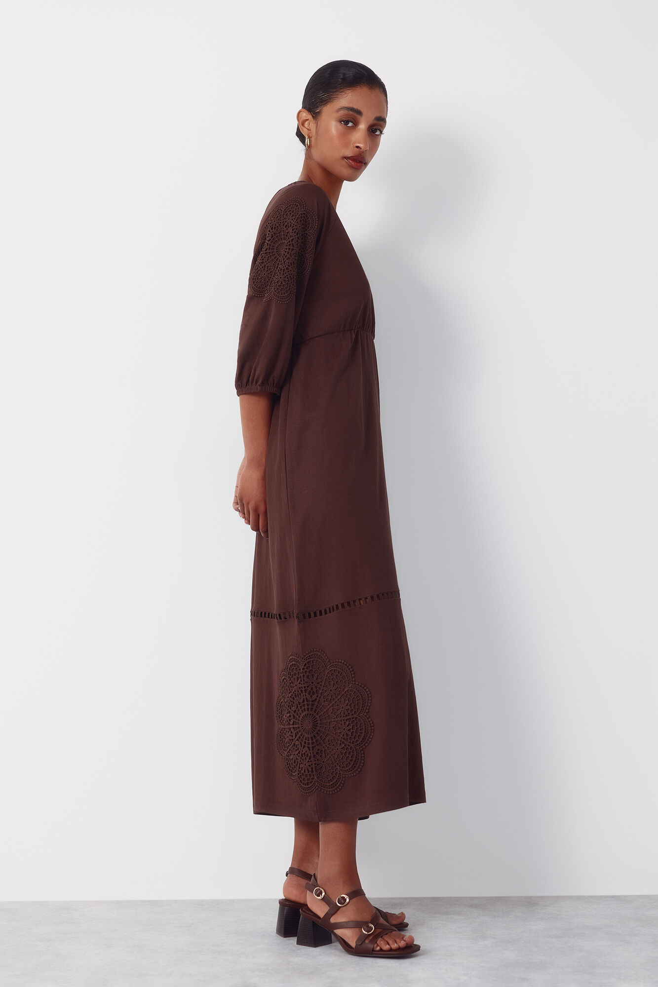 Cortefiel Vestido con parche de guipur floral Marr&oacute;n