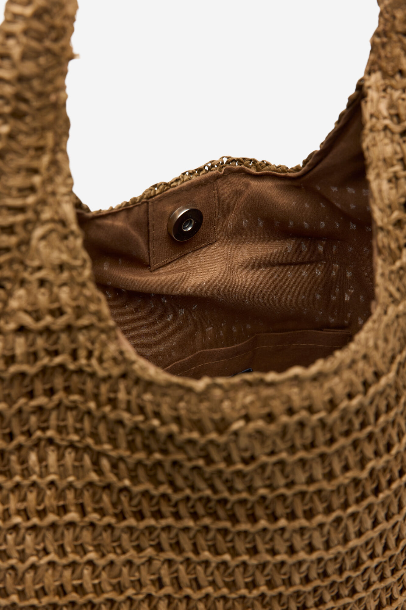 Cortefiel Bolsa hobo trenzada de rafia Marr&oacute;n