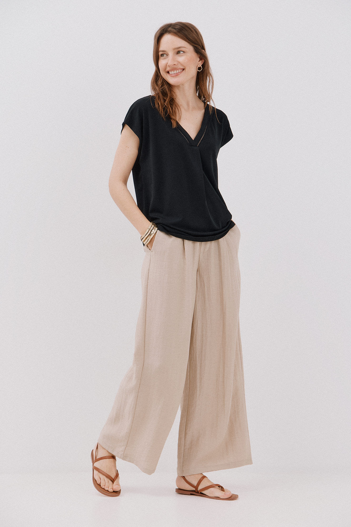 Cortefiel Playera con cuello en pico y detalle de encaje Negro