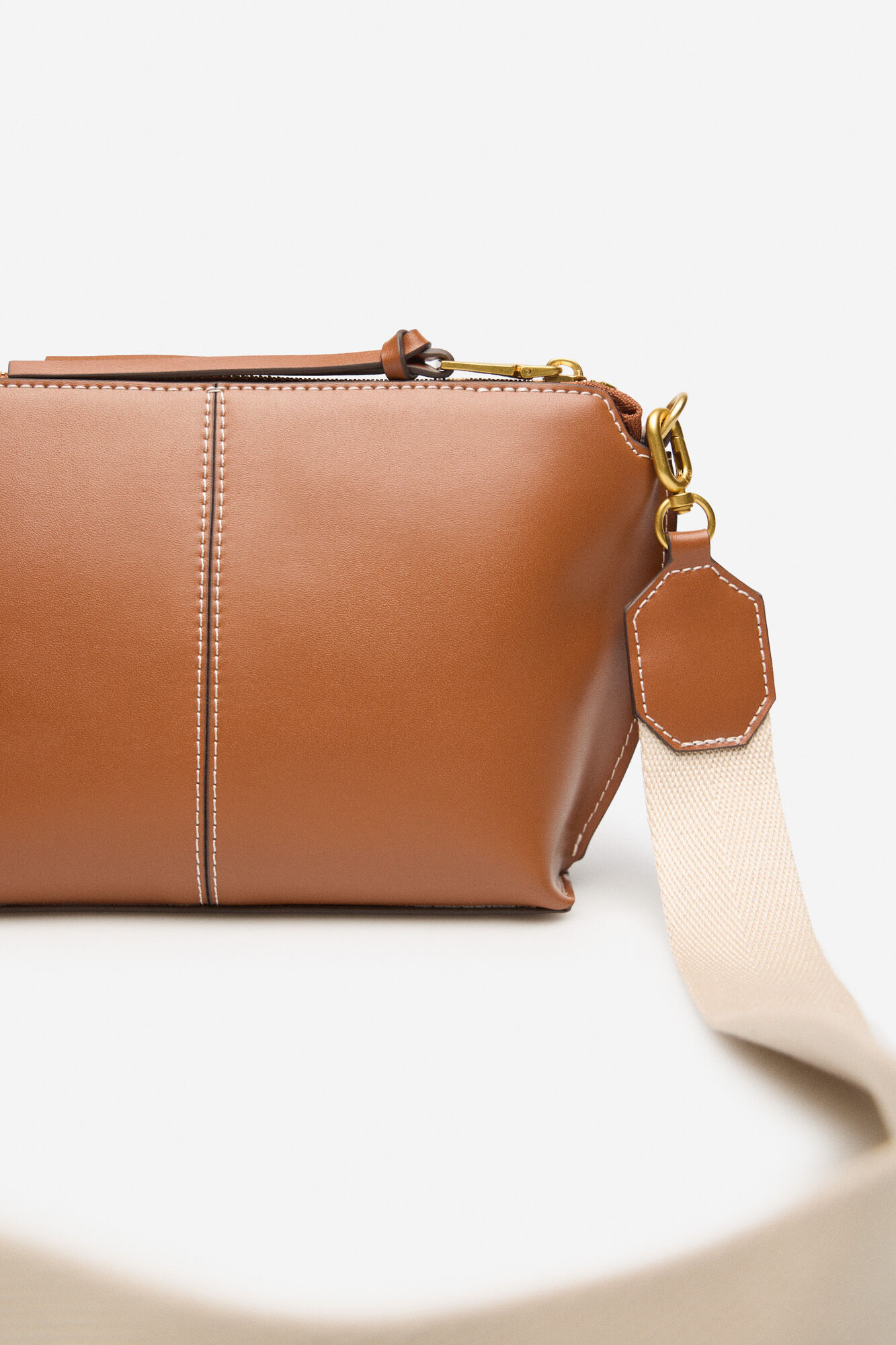 Cortefiel Bandolera b&aacute;sica pespuntes Marr&oacute;n