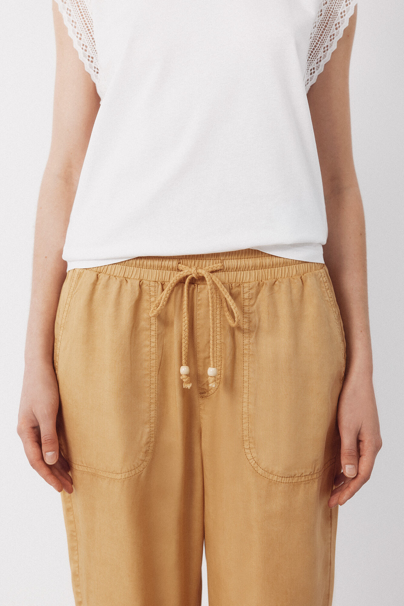 Cortefiel Pantalones fluidos de tencel Dorado