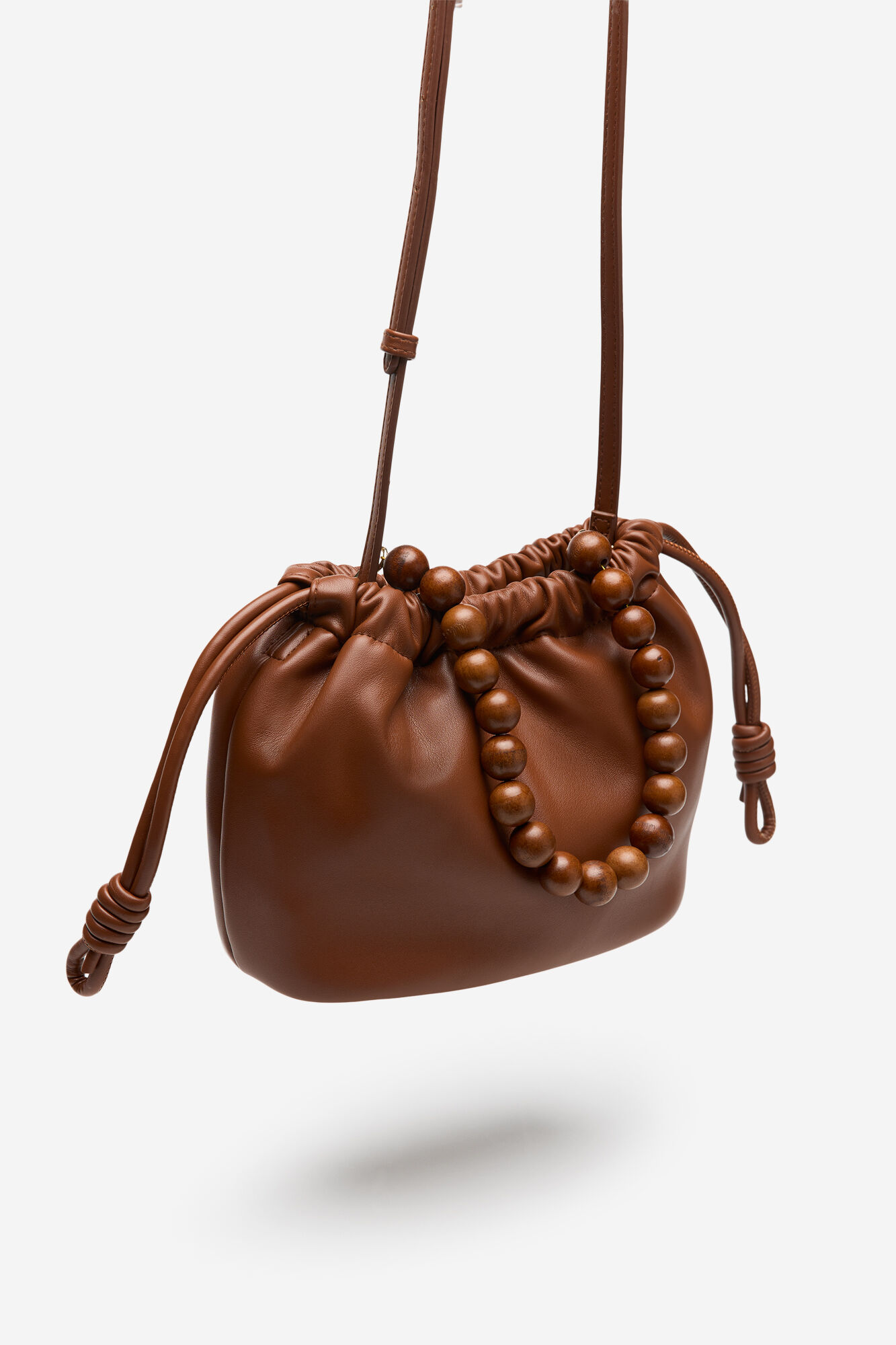 Cortefiel Bolsa fruncida con asa de bolas de madera