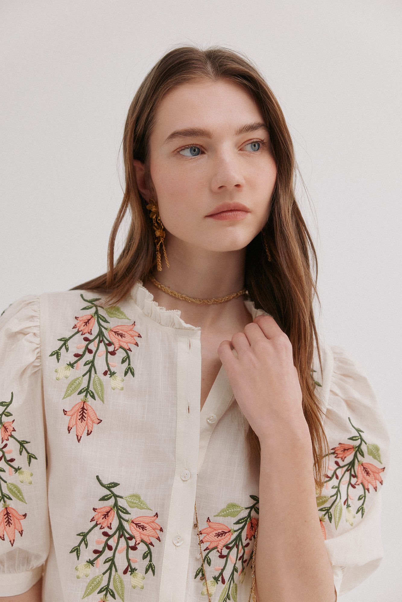 Hoss Intropia Capri. Blusa bordado floral Marfil