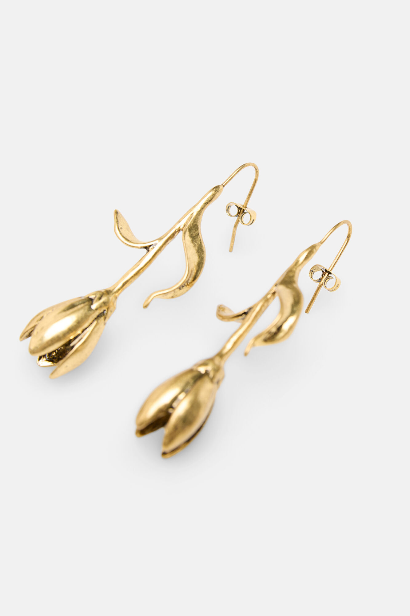 Hoss Intropia Leila. Aretes de flor ba&ntilde;ados en oro