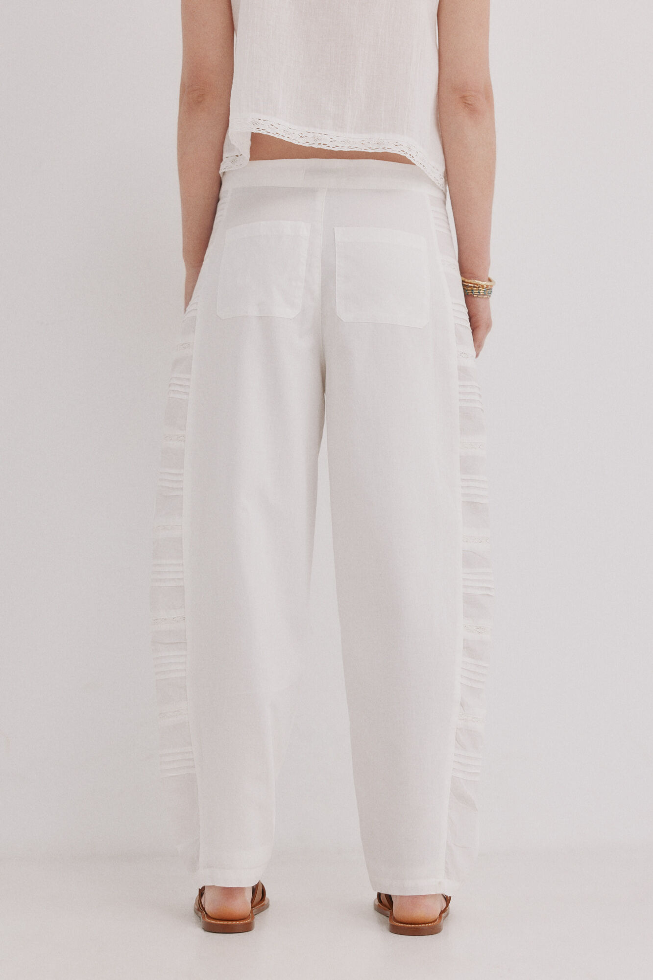 Hoss Intropia P&iacute;a. Pantal&oacute;n tiro medio bordado Blanco