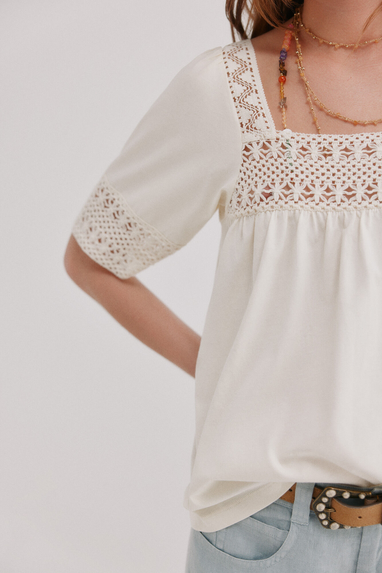 Hoss Intropia Miranda. Playera rom&aacute;ntica Beige