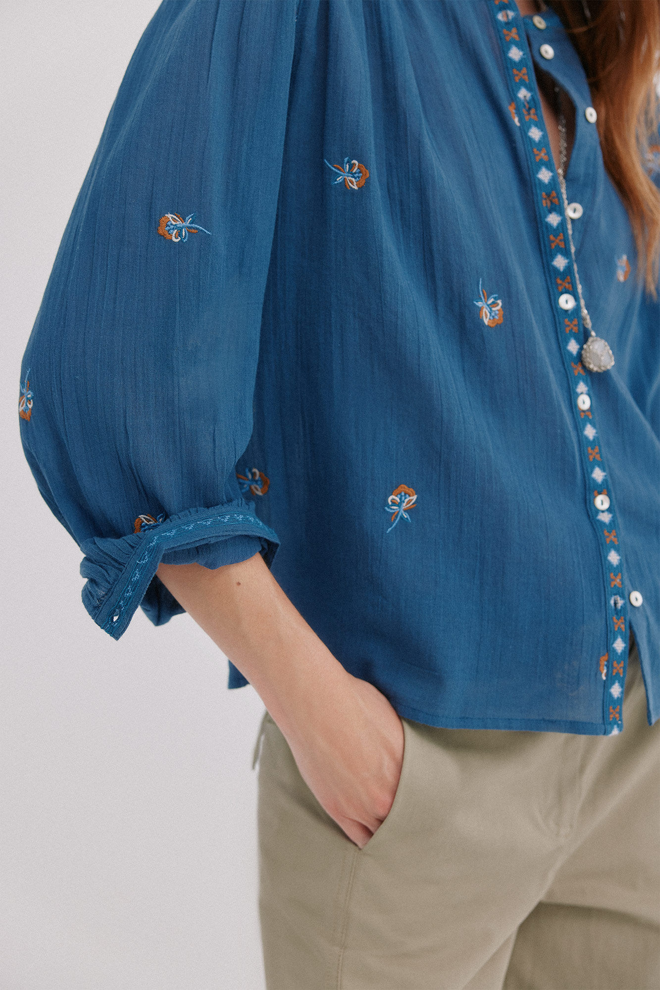 Hoss Intropia Cesca. Blusa bordada Azul marino