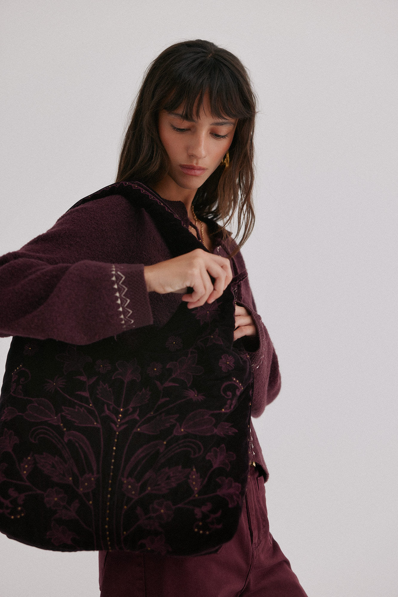 Hoss Intropia Nuria. Bolsa hobo de terciopelo bordado