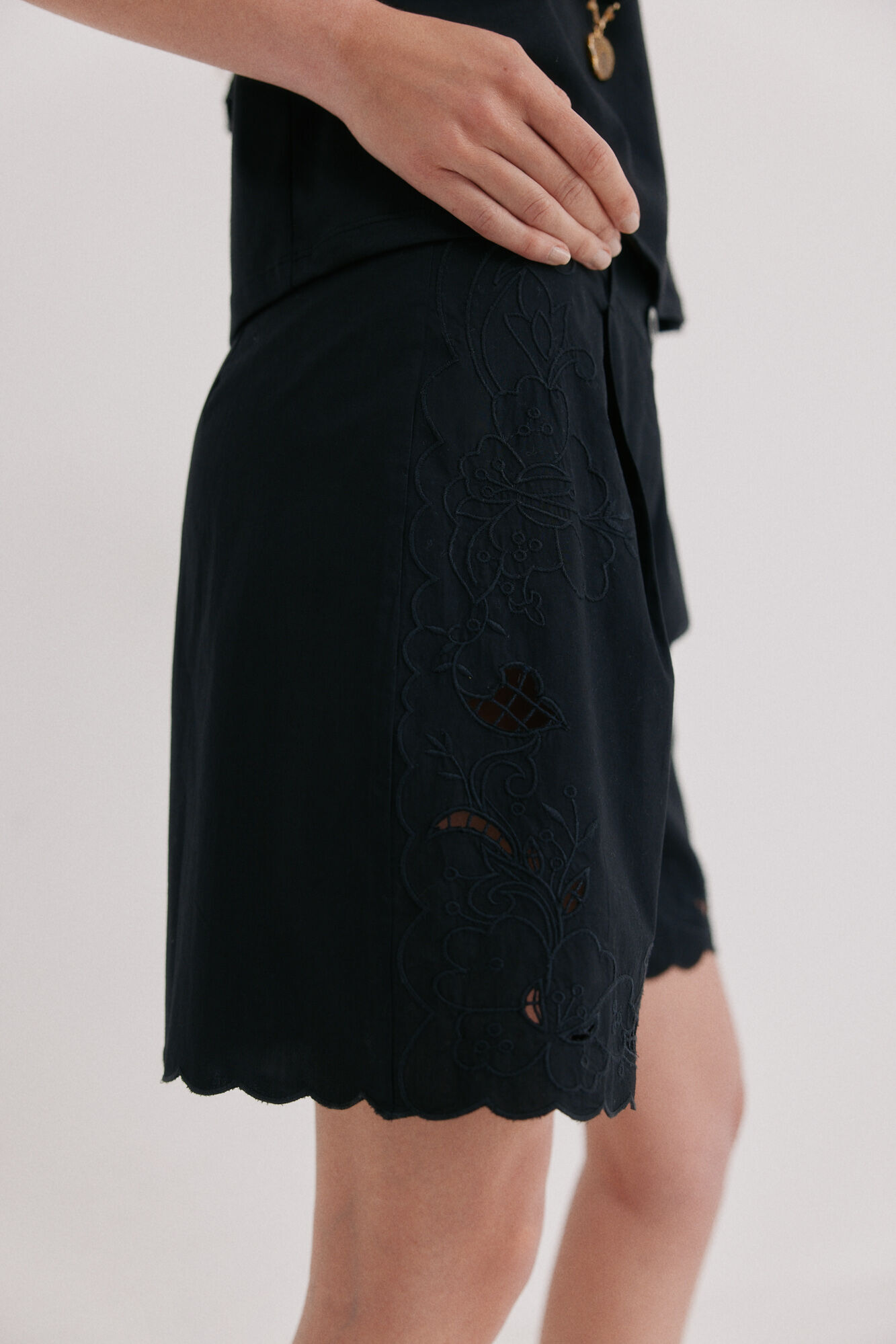 Hoss Intropia Pina. Bermuda con bordados florales Negro