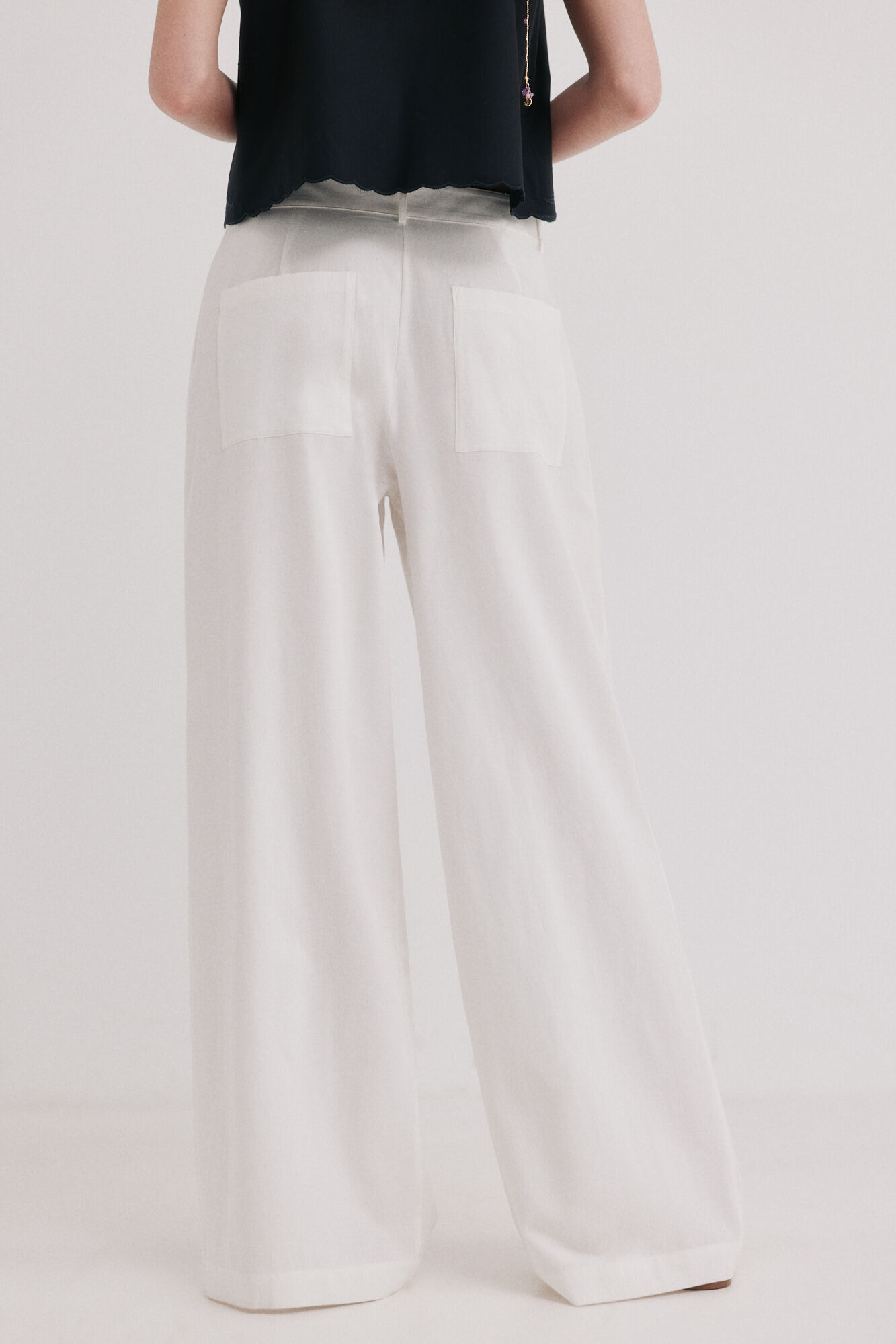 Hoss Intropia Pura. Pantal&oacute;n calados laterales Marfil