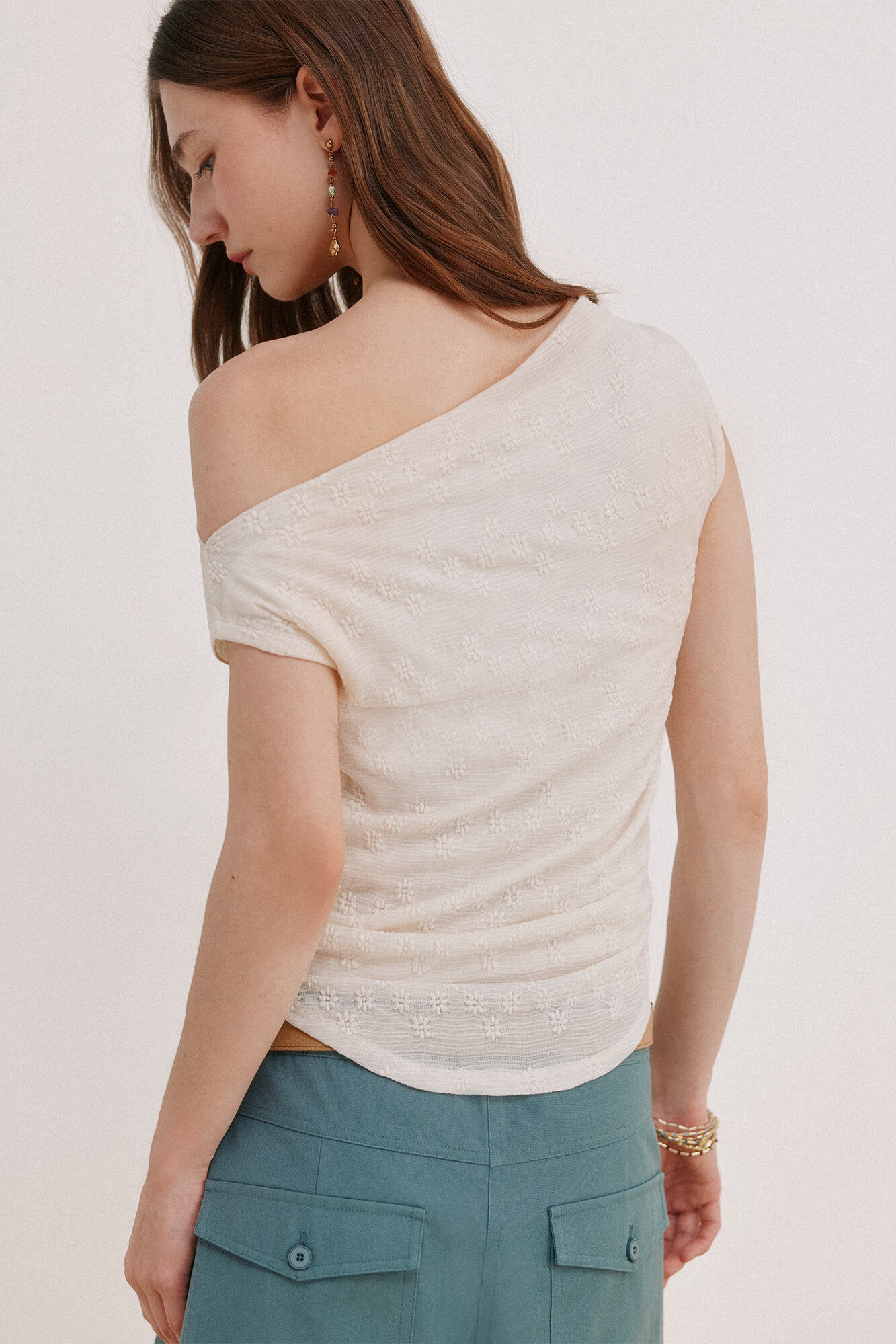 Hoss Intropia Marga. Playera asim&eacute;trica Marfil