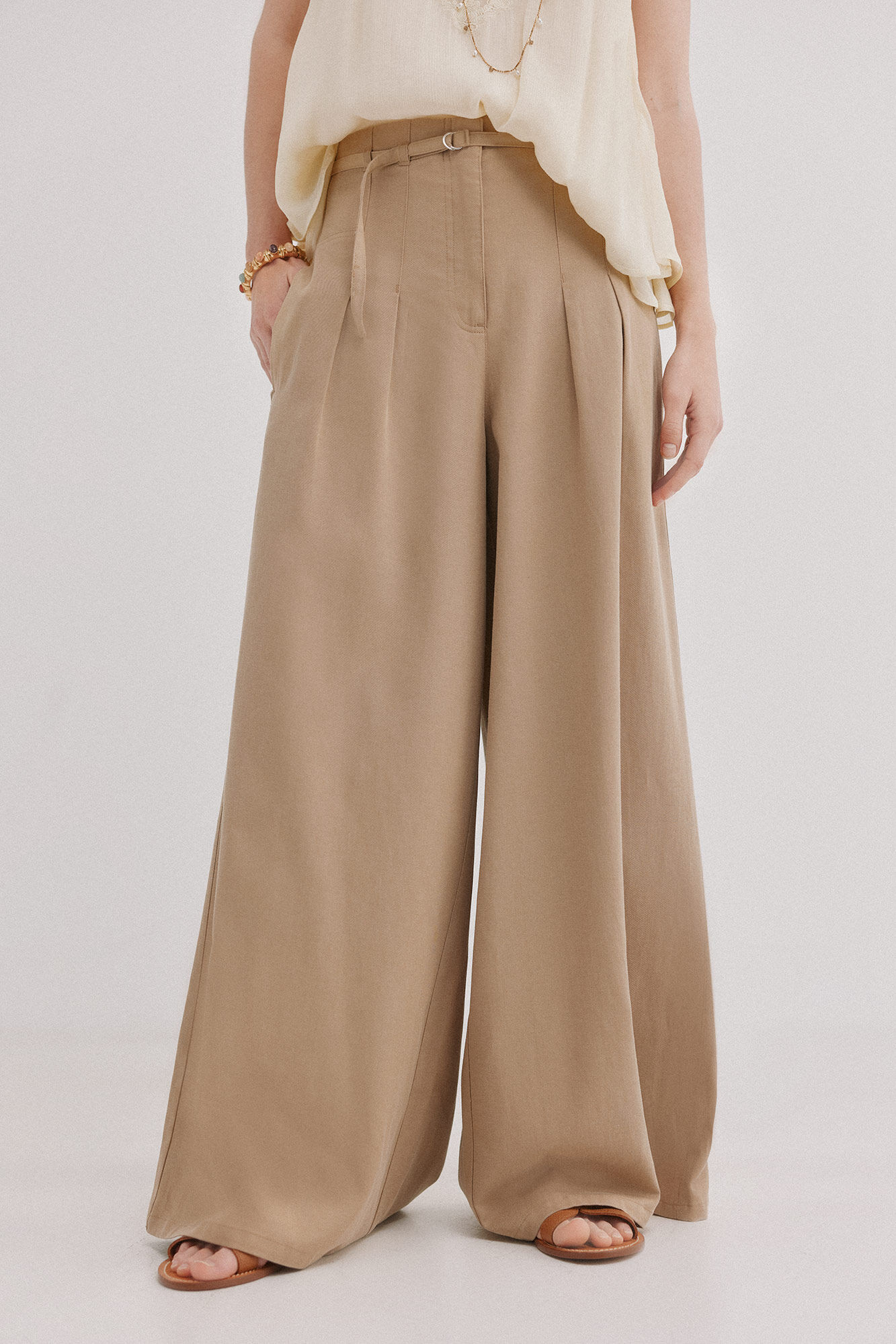 Hoss Intropia Poppy. Pantal&oacute;n flu&iacute;do con pinzas Marfil