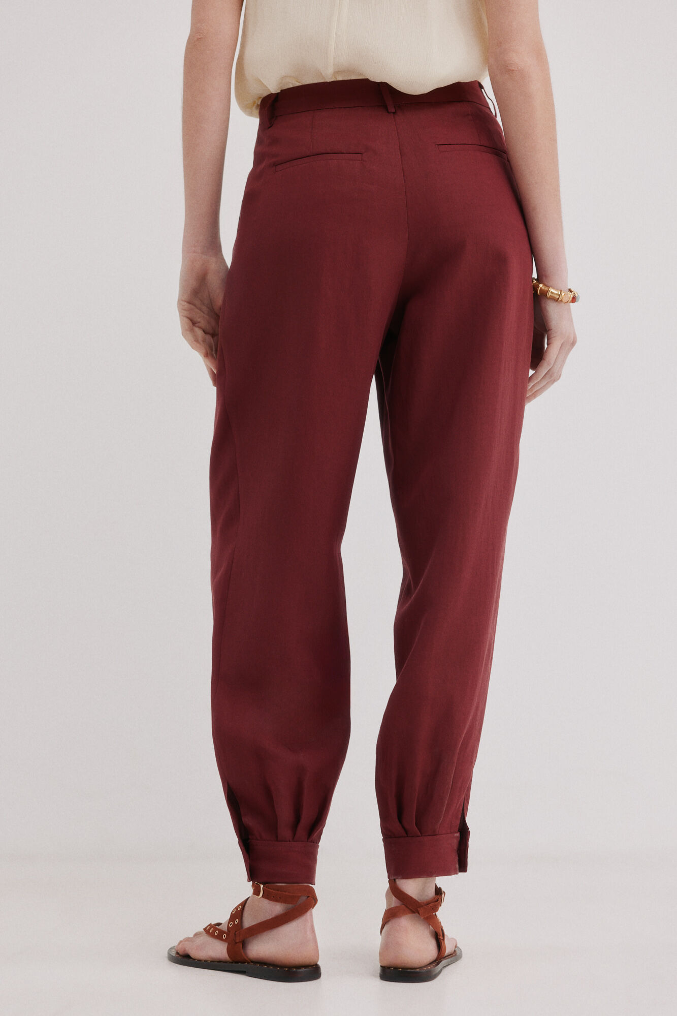 Hoss Intropia Paola. Pantal&oacute;n fit bombacho Vino