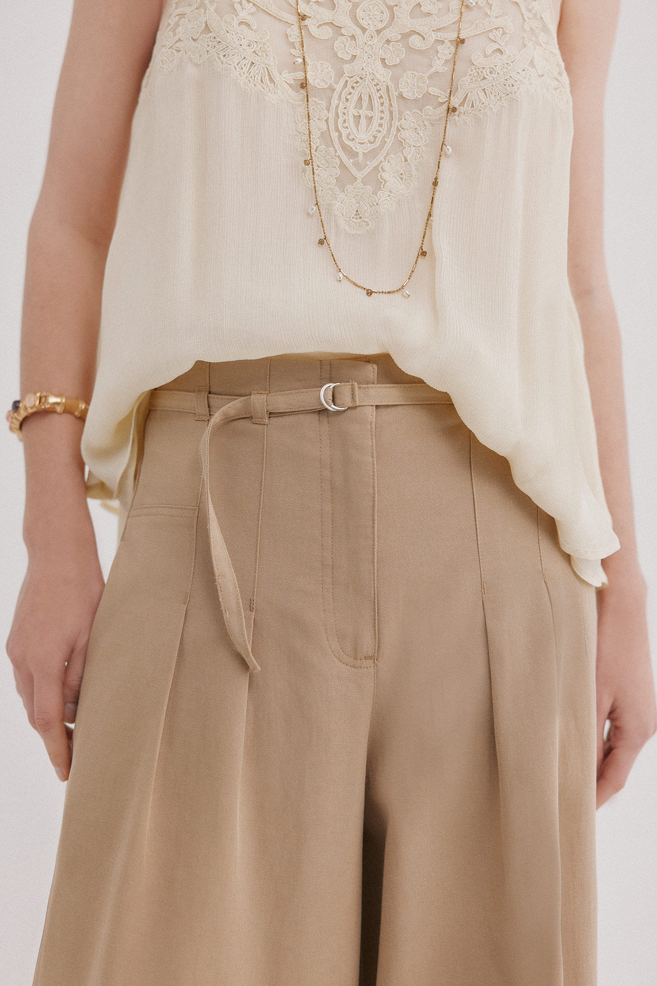 Hoss Intropia Poppy. Pantal&oacute;n flu&iacute;do con pinzas Marfil