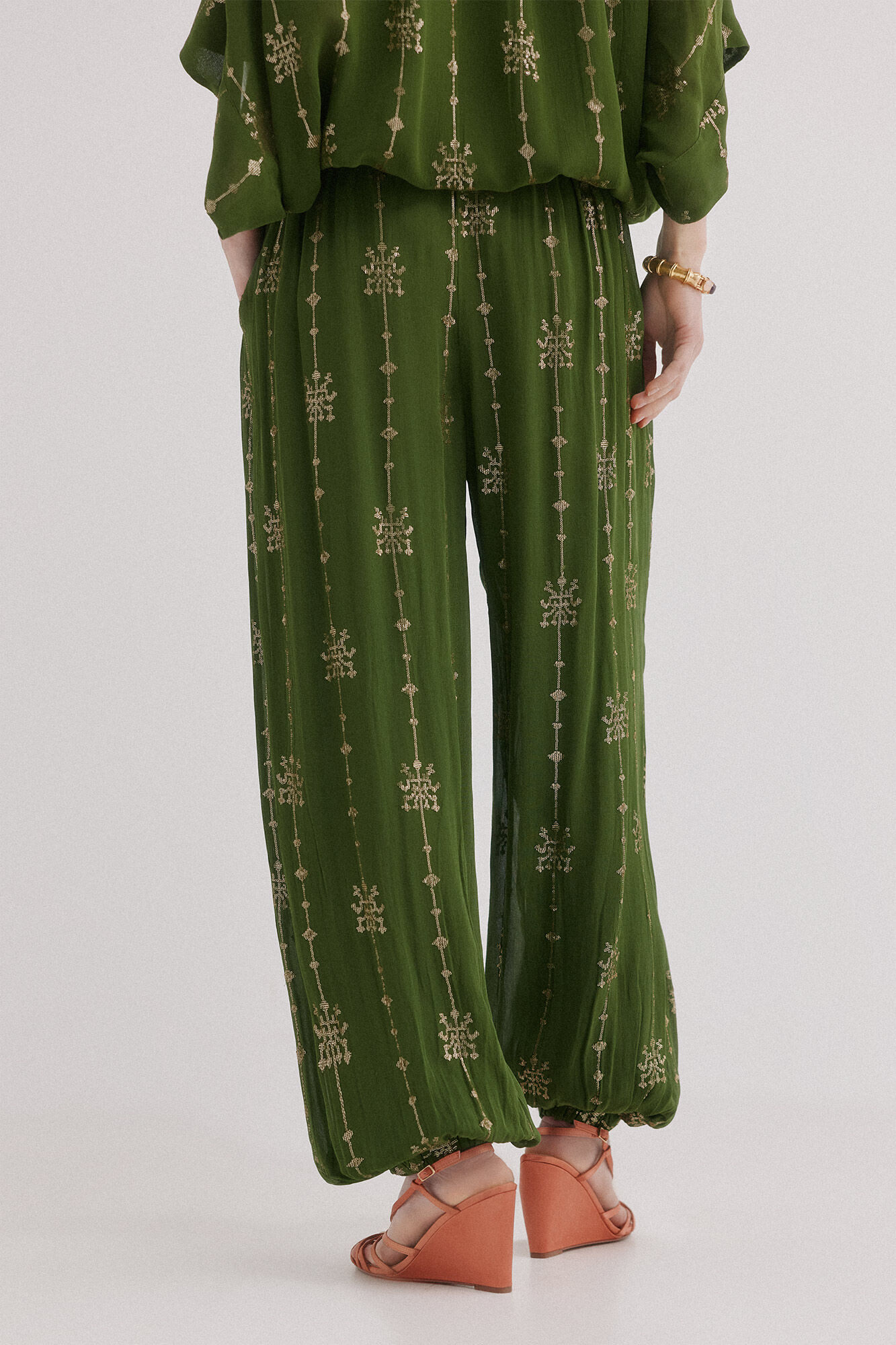 Hoss Intropia Piper. Pantal&oacute;n tejido bordado Kaki