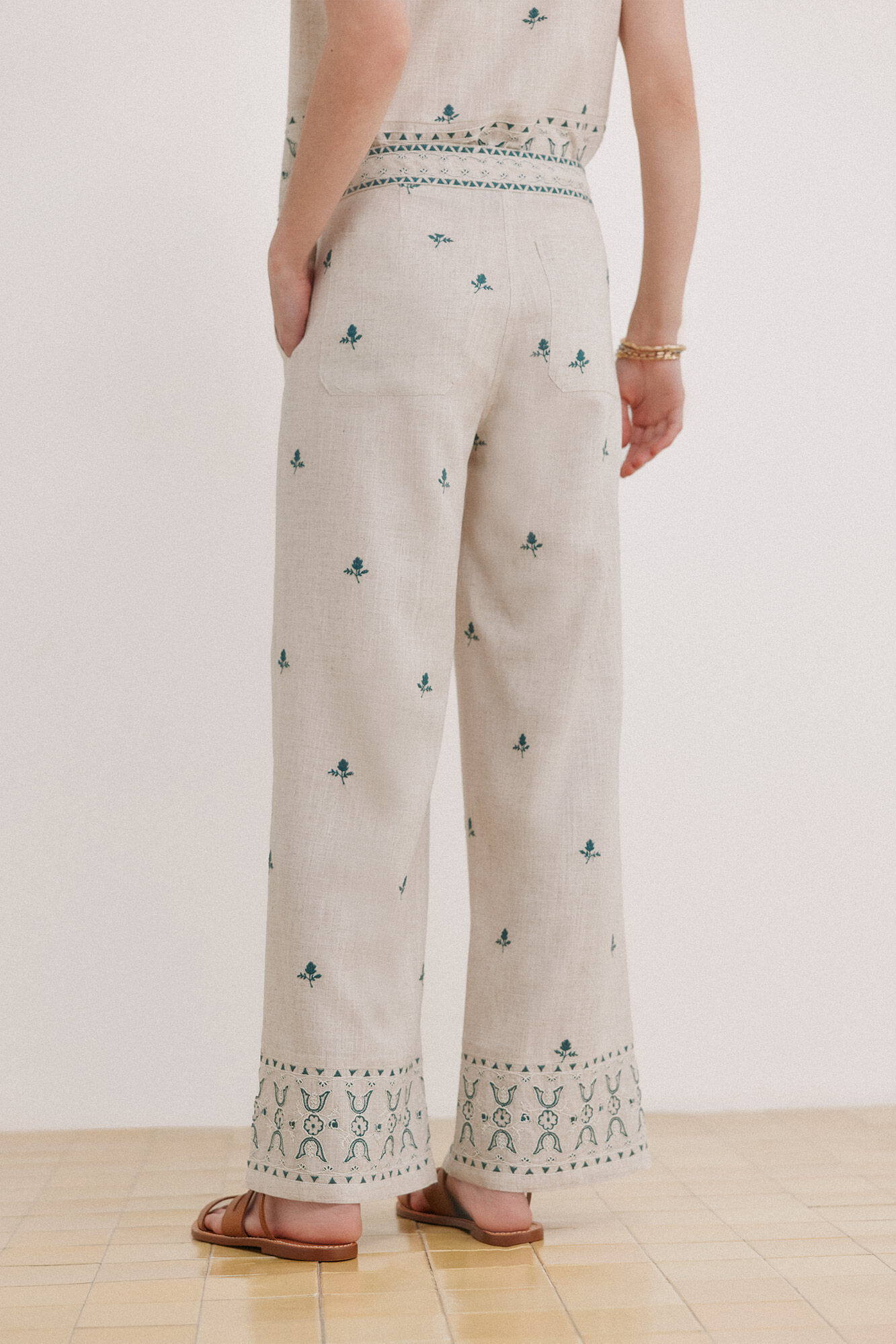 Hoss Intropia Prime. Pantal&oacute;n bordado Marfil