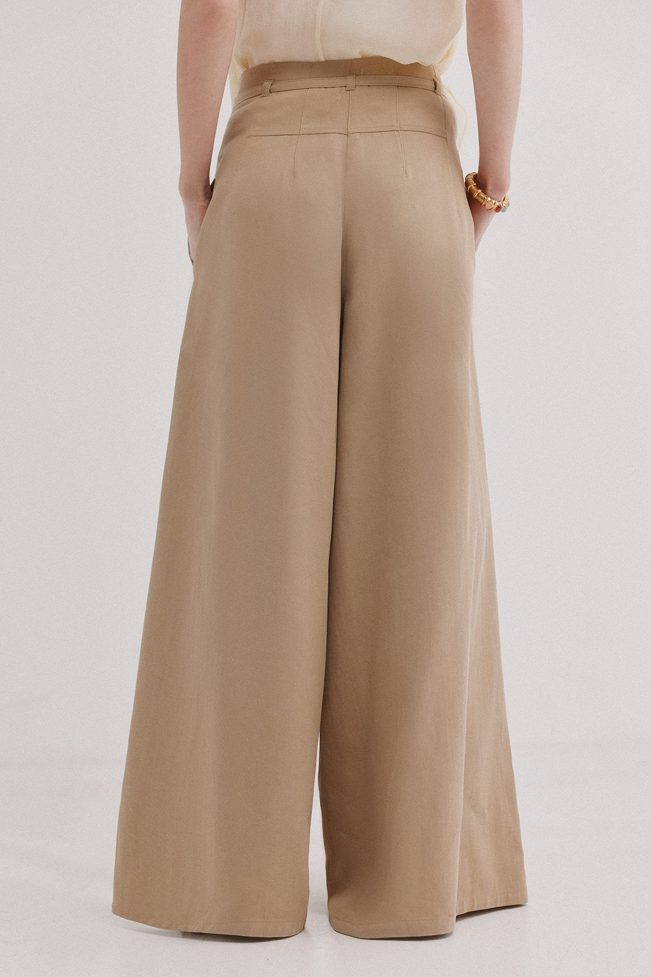 Hoss Intropia Poppy. Pantal&oacute;n flu&iacute;do con pinzas Marfil