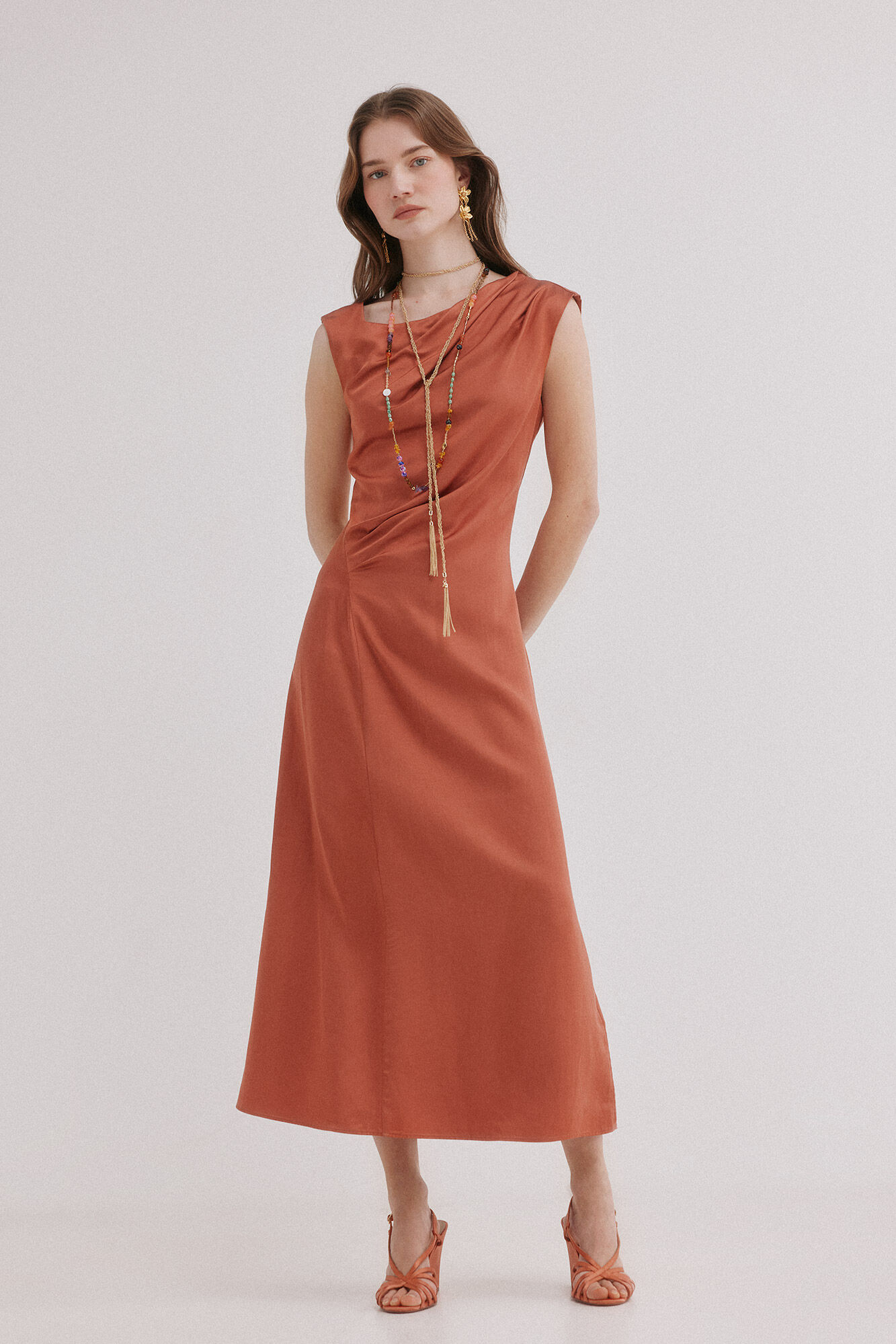 Hoss Intropia Alessia. Vestido midi satinado